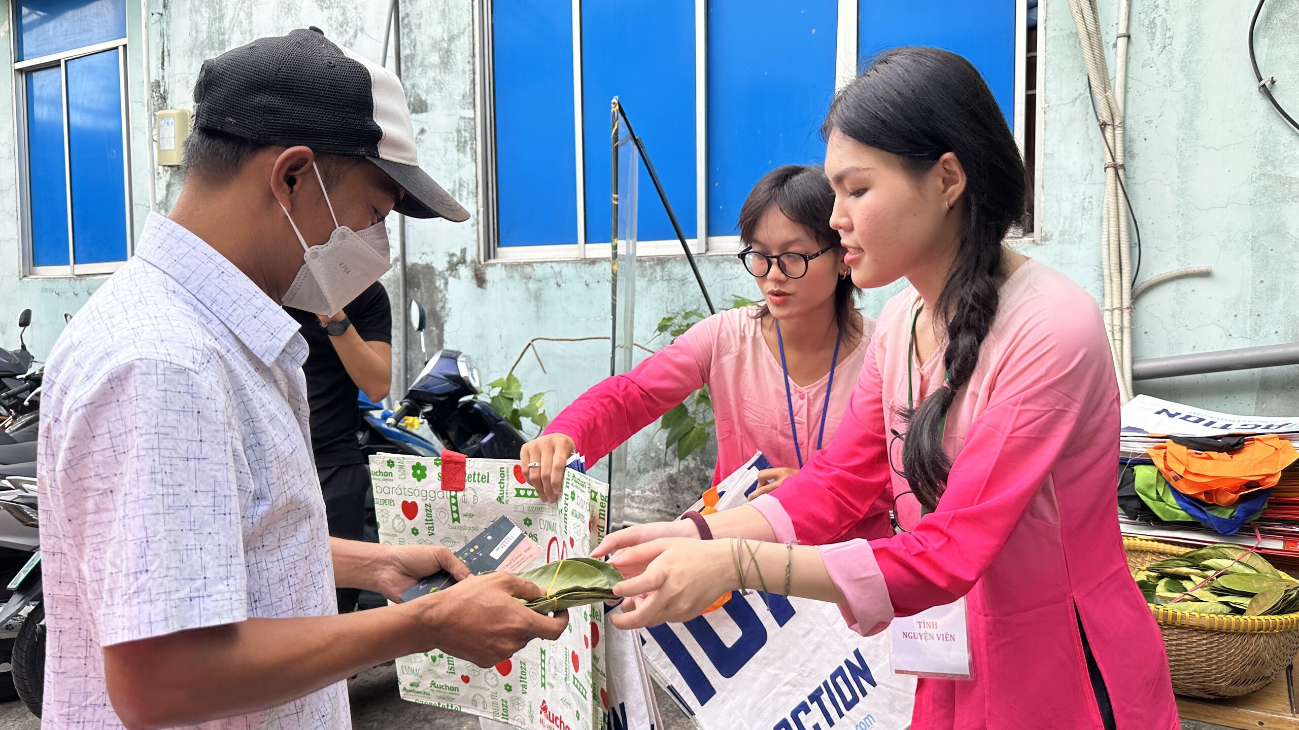 Phiên chợ độc lạ lấy lá thay tiền, ấm lòng người bệnh