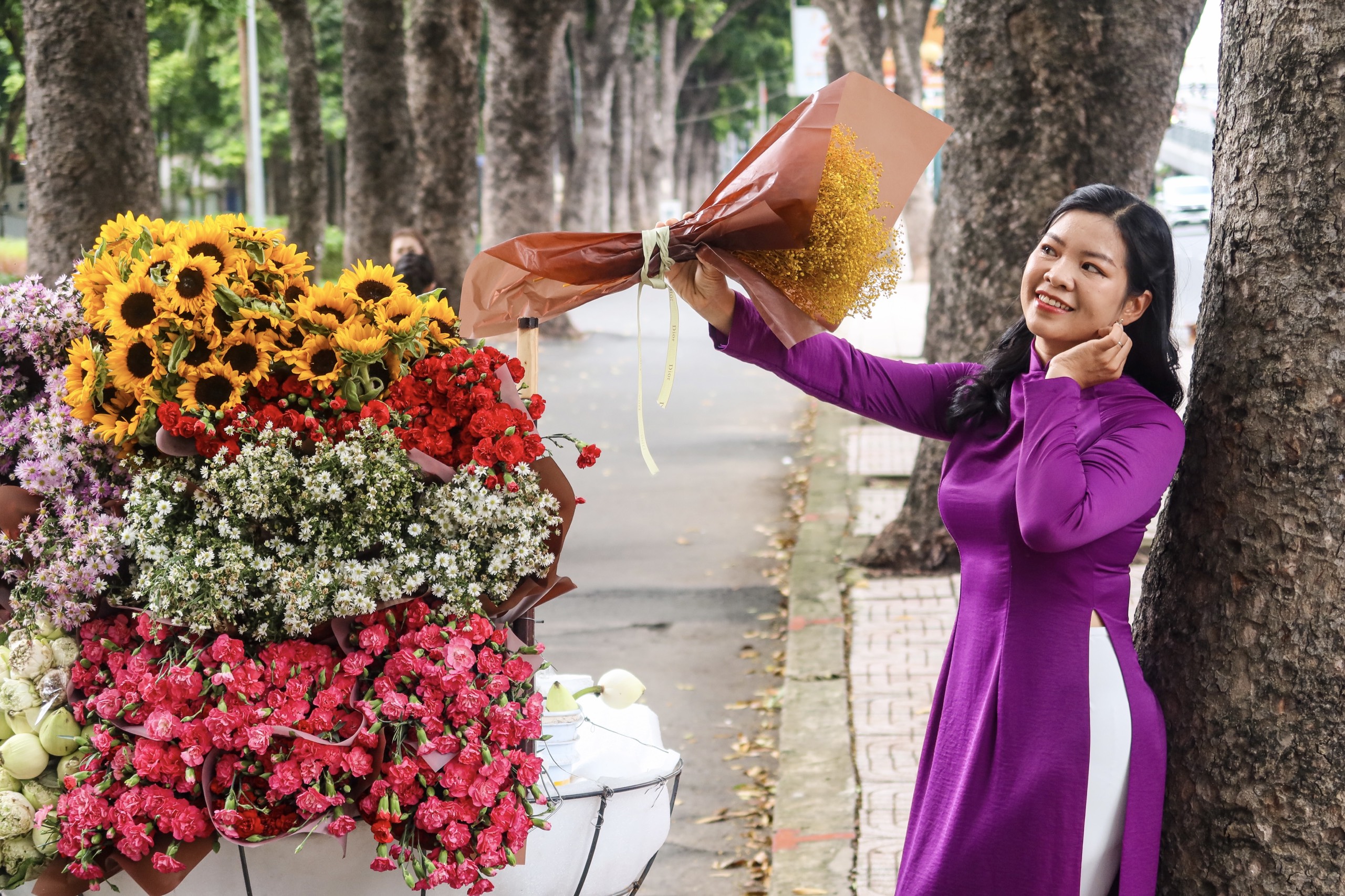 Hoa mùa thu Hà Nội đẹp nao lòng tại TP.HCM