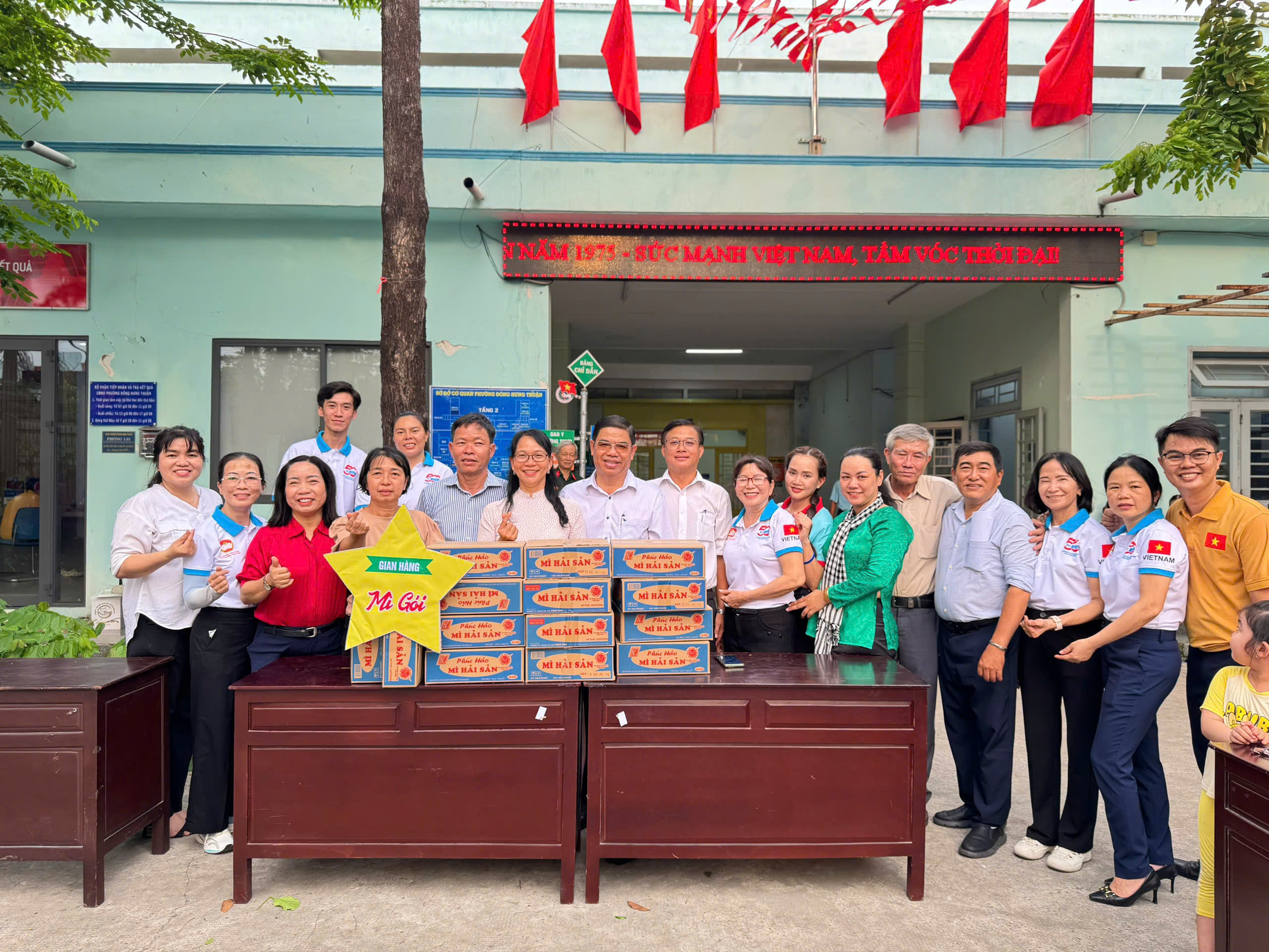 Ấm lòng 'phiên chợ 0 đồng' chào mừng 50 năm non sông liền một dải