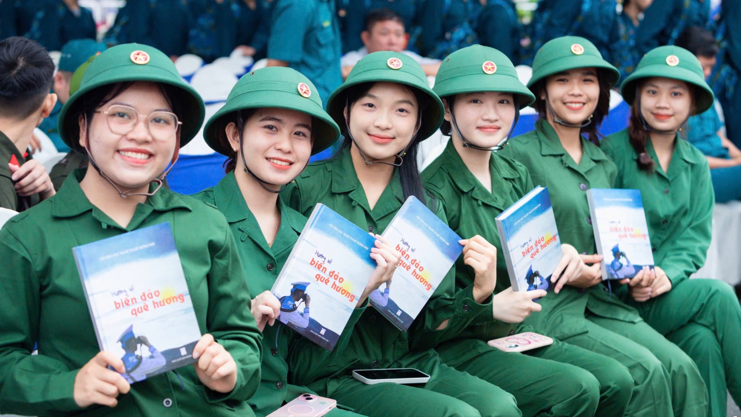 Hình ảnh những ‘bóng hồng’ ở Đồng Nai hào hứng lên đường nhập ngũ