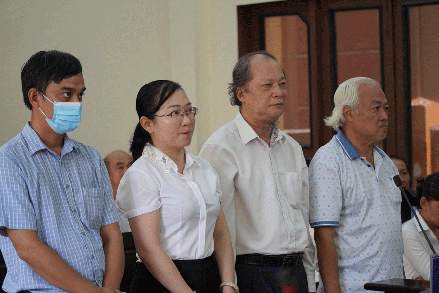 Cựu giám đốc và 3 nhân viên CDC Tiền Giang được tuyên miễn hình phạt hôm 25-4. Ảnh: Đông Hà cựu giám đốc và 3 nhân viên CDC Tiền Giang được tuyên miễn hình phạt.