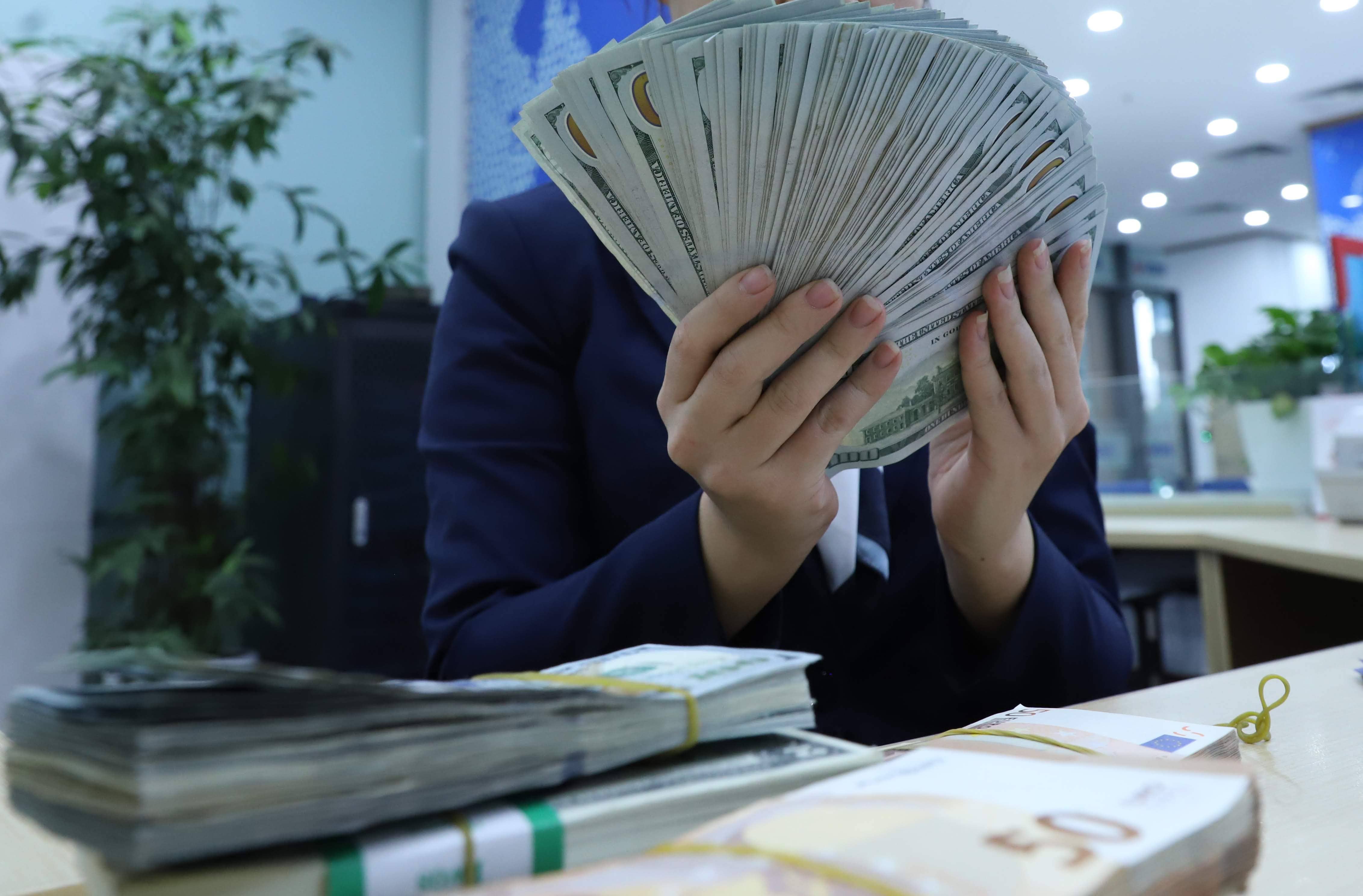 Diễn biến lạ của giá đôla Mỹ chợ đen và áp lực tỉ giá