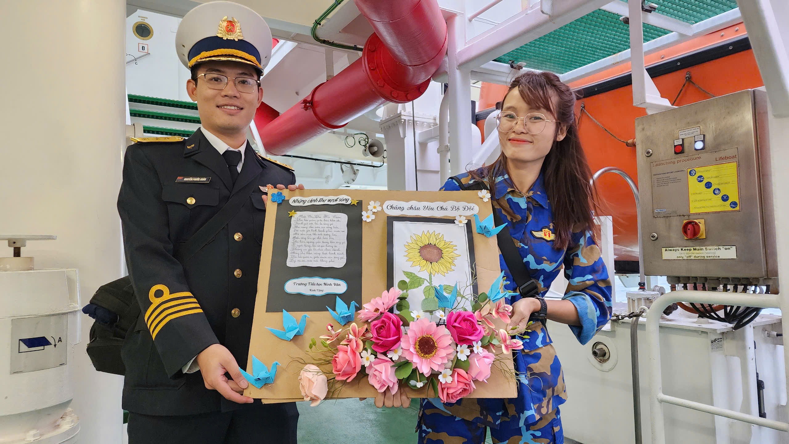 Sóng lớn, tàu Bộ tư lệnh Vùng 3 Hải quân chúc Tết online quân và dân đảo Cồn Cỏ