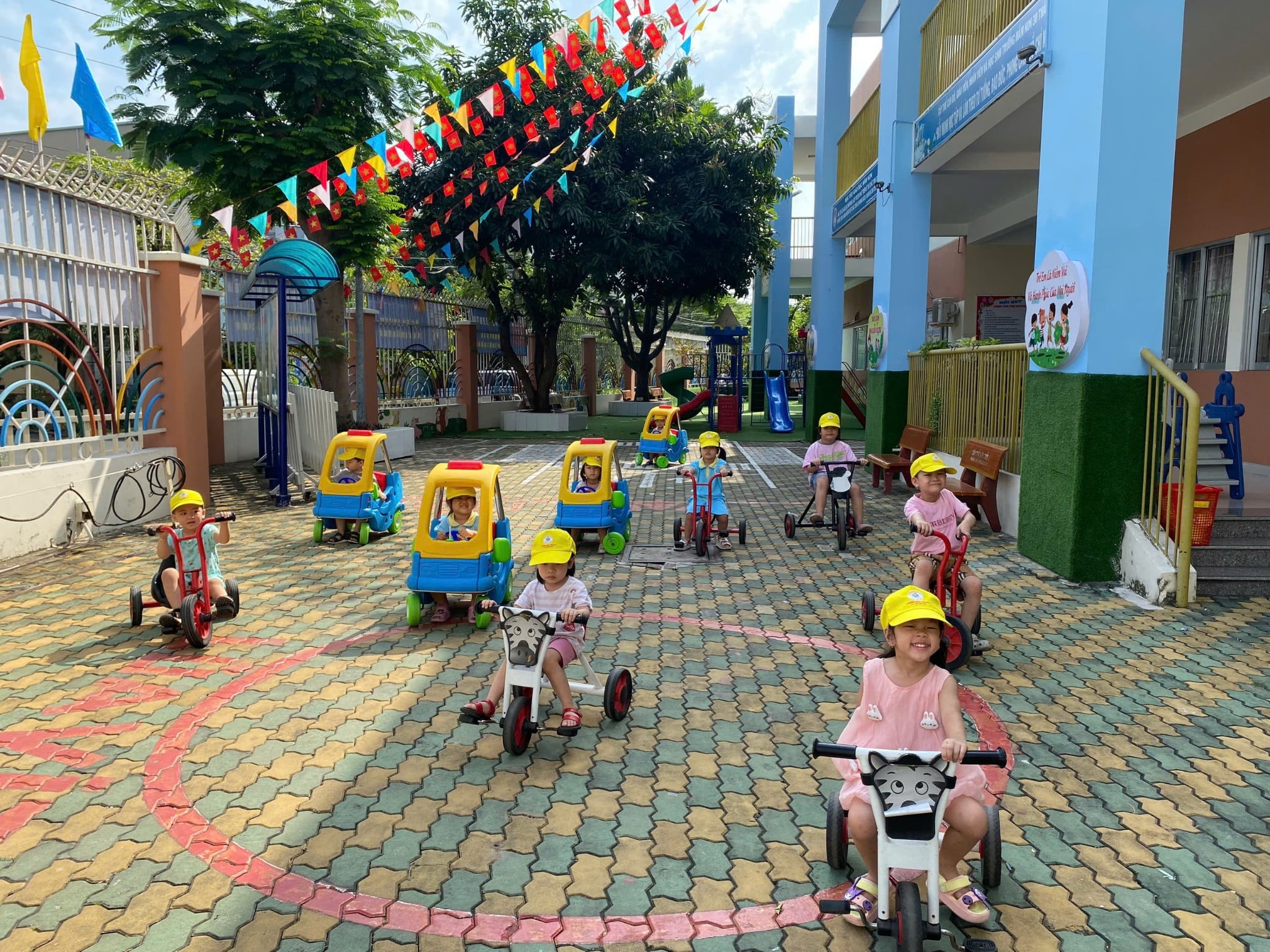 Trẻ đang vui vẻ chơi đùa trong sân Trường Mầm non 30-4, quận Bình Tân, TP.HCM. Ảnh: NGUYỄN QUYÊN