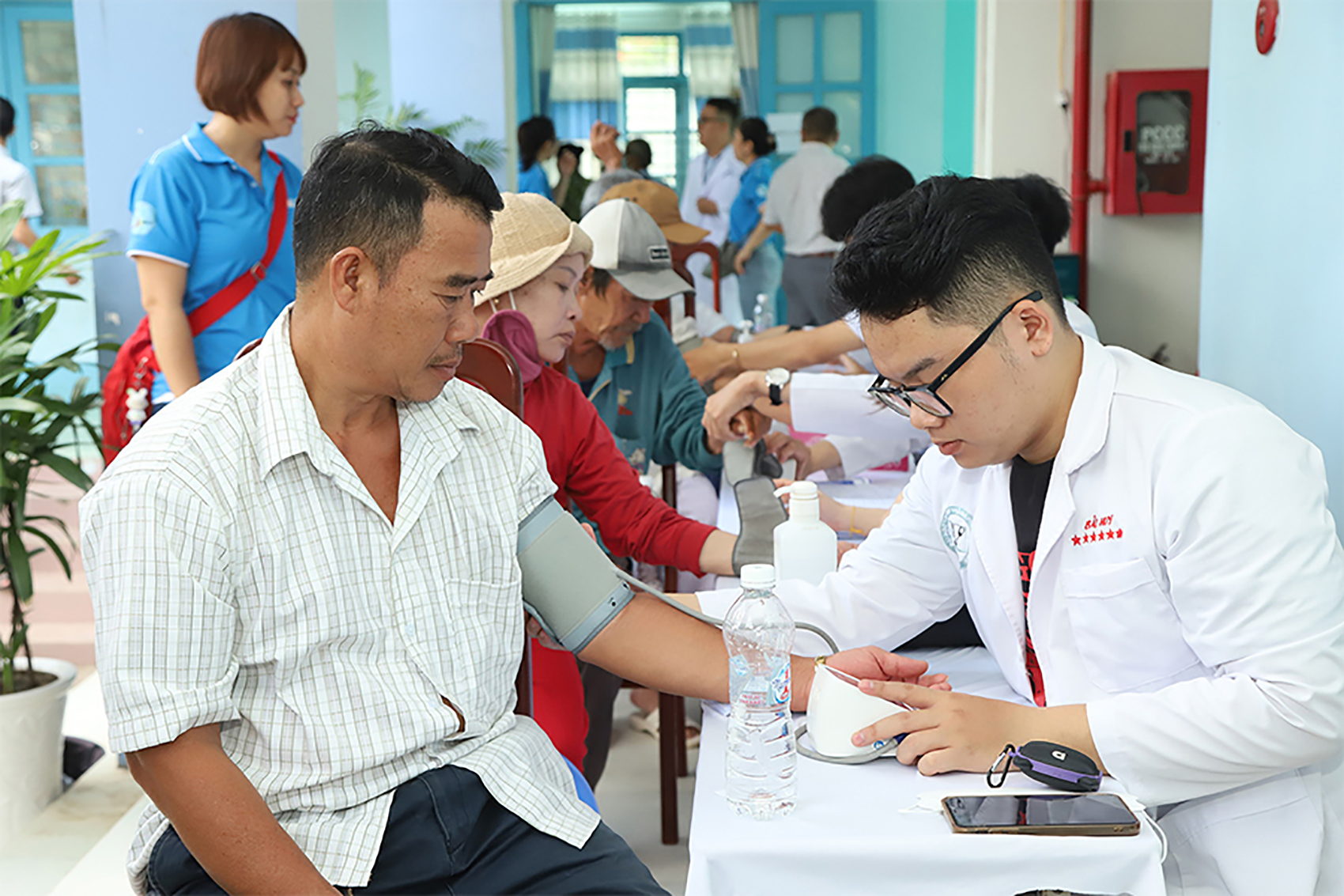 Cùng ngư dân thắp sáng đèn trên biển: 'Được khám bệnh miễn phí, bà con ngư dân rất ấm áp'