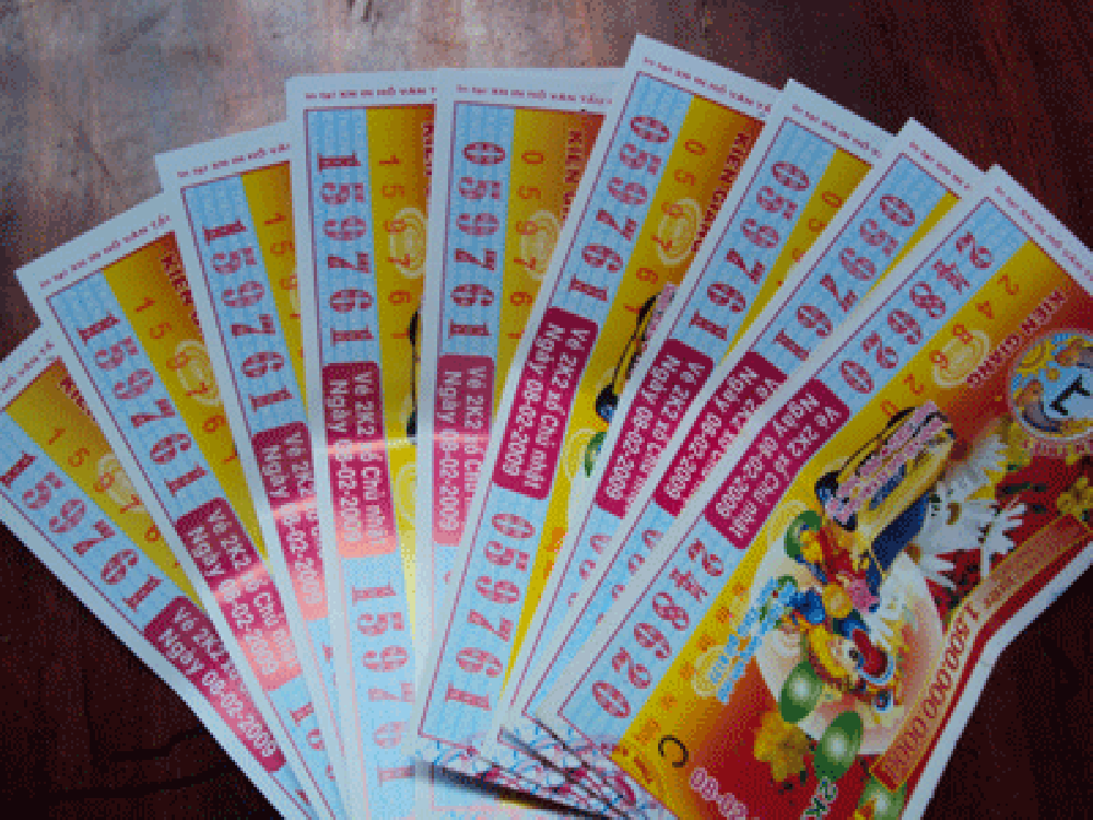 Công an cảnh báo việc mua vé số bằng tiền giả