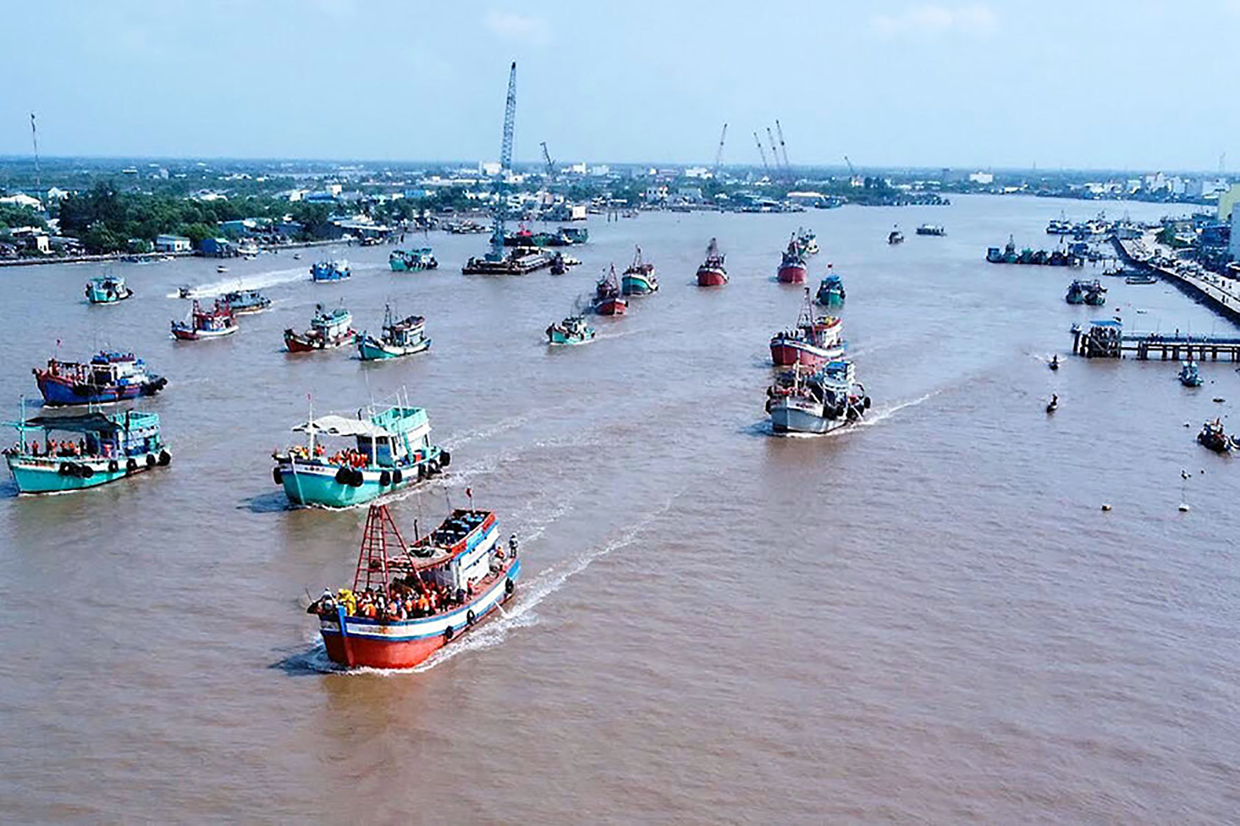 Tàu ra vào cửa biển Gành Hào, Bạc Liêu.