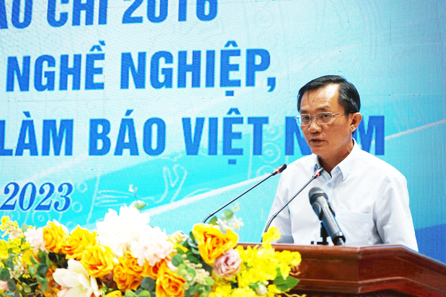 Nhà báo Nguyễn Đức Hiển, Phó Tổng Biên tập Báo Pháp Luật TP HCM phát biểu tham luận tại hội nghị. Ảnh: PV hoinhabao2-3055-2813.gif
