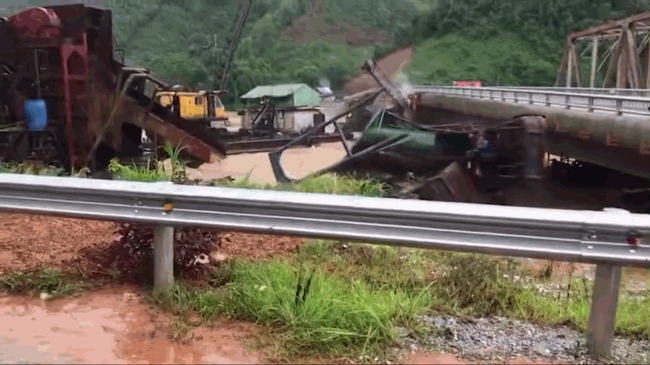 Yên Bái: Hai tàu hút cát trôi dạt từ Trung Quốc bị nhận chìm tại cầu Tô Mậu