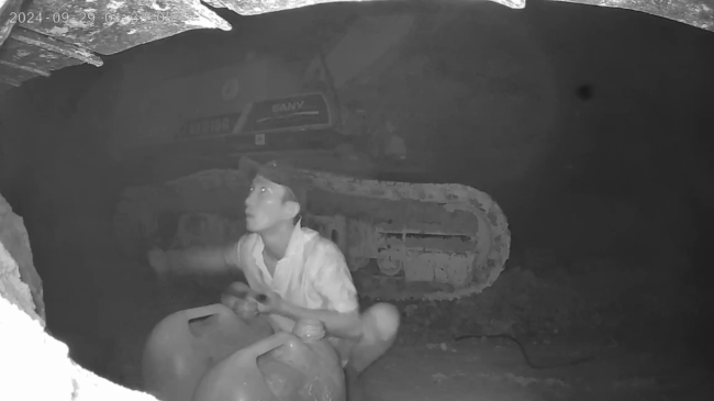 Camera ghi cảnh hút trộm dầu tại cao tốc Khánh Hòa-Buôn Ma Thuột