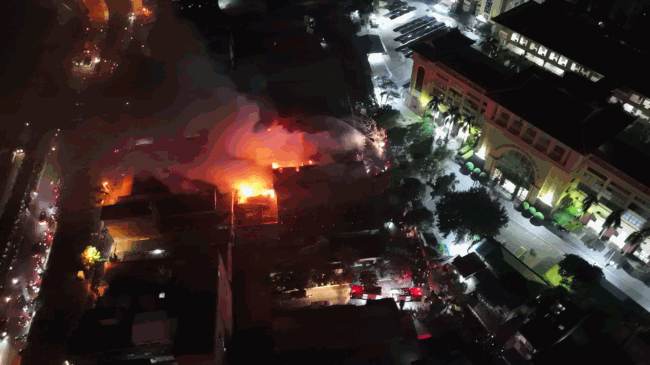 Cháy kho hàng 1000 m2 gần cầu Vĩnh Tuy, Hà Nội 