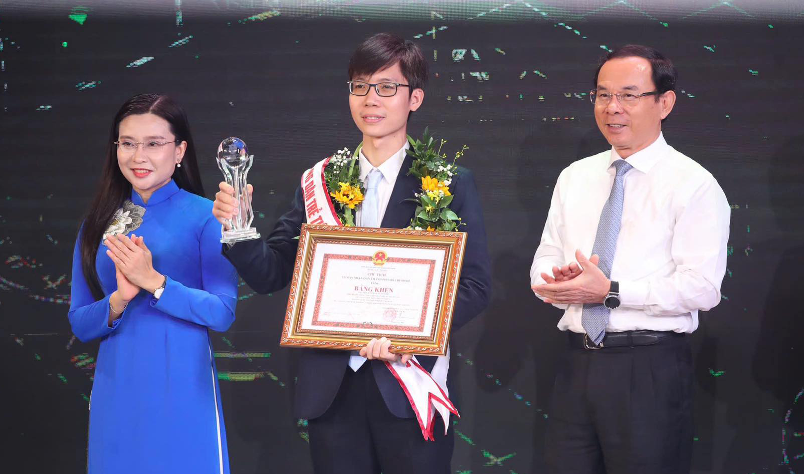 Việc xây dựng đội ngũ trí thức có vai trò rất quan trọng để TP.HCM phát triển theo định hướng trở thành TP toàn cầu. Trong ảnh: Bí thư Thành ủy TP.HCM Nguyễn Văn Nên (phải) trao bằng khen cho công dân trẻ tiêu biểu TP. Ảnh: HẢI NHI