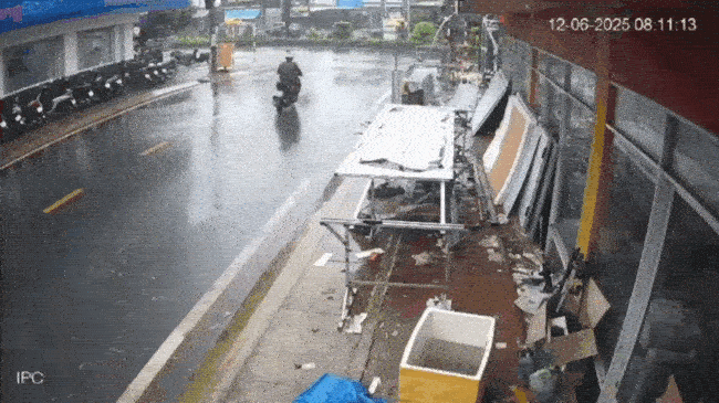 Kẻ cướp giật tiệm vàng ở Cà Mau ngã xe khi tẩu thoát 