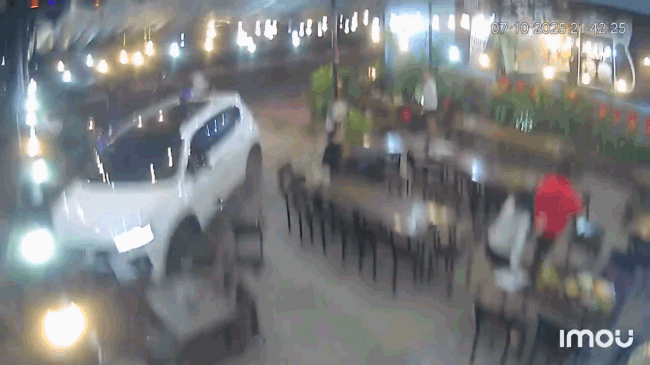 Ô tô 7 chỗ lao thẳng vào quán nhậu khiến 2 người thương vong