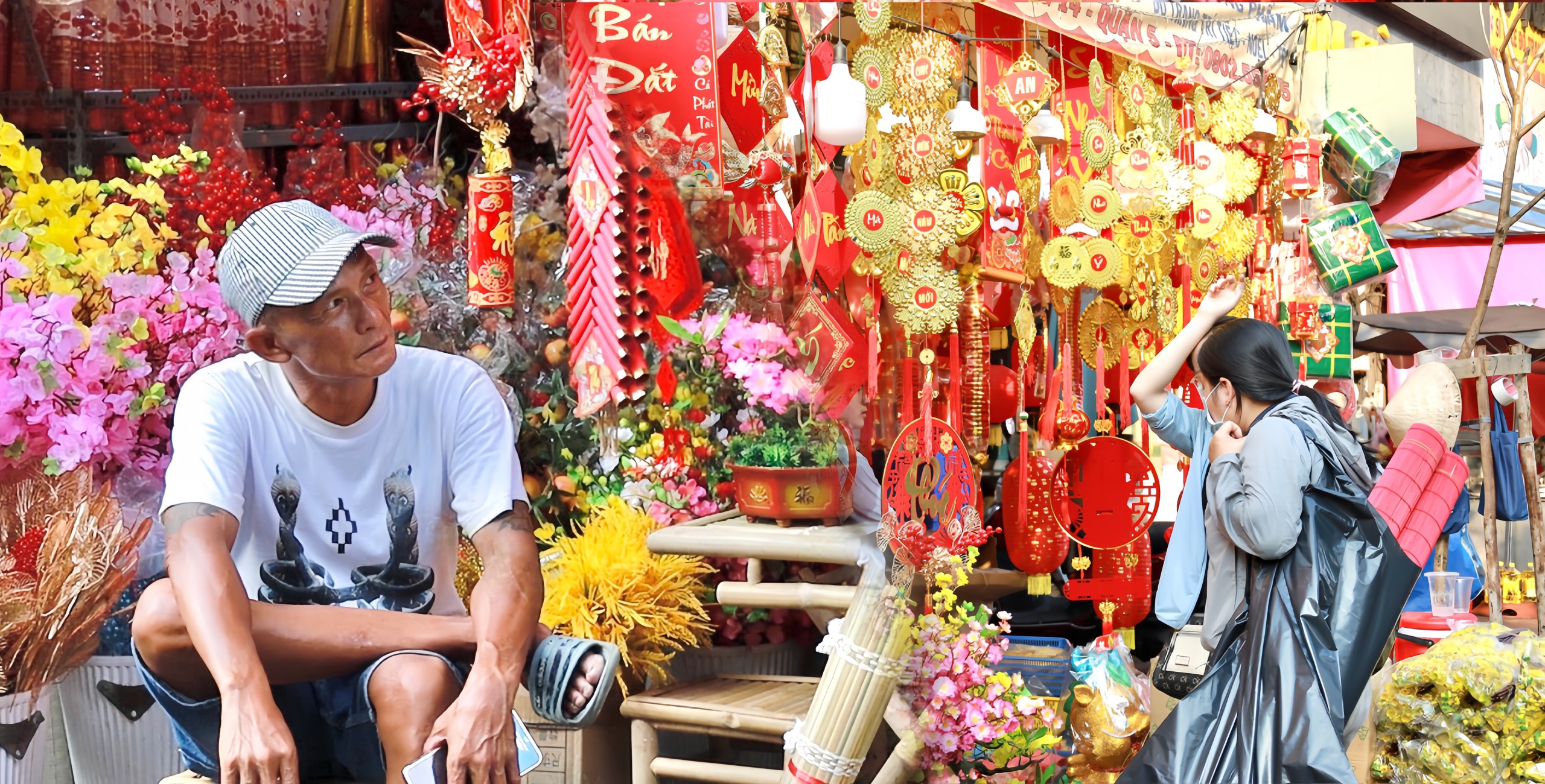 Phố bán đồ trang trí tết lớn nhất TP.HCM: Tiểu thương than vắng khách!