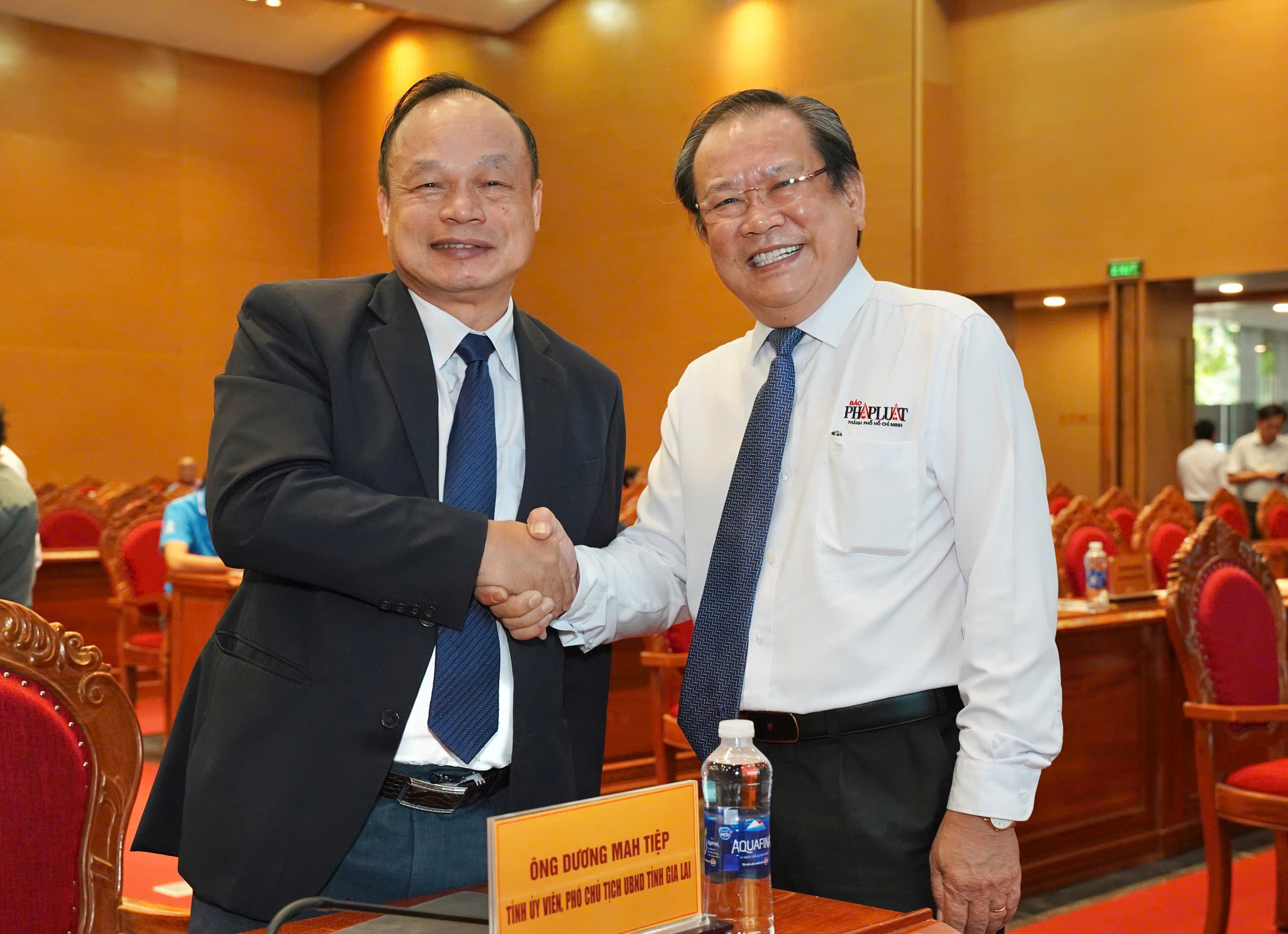 Chương trình 'Cùng ngư dân thắp sáng đèn trên biển' đến với bà con ngư dân Gia Lai