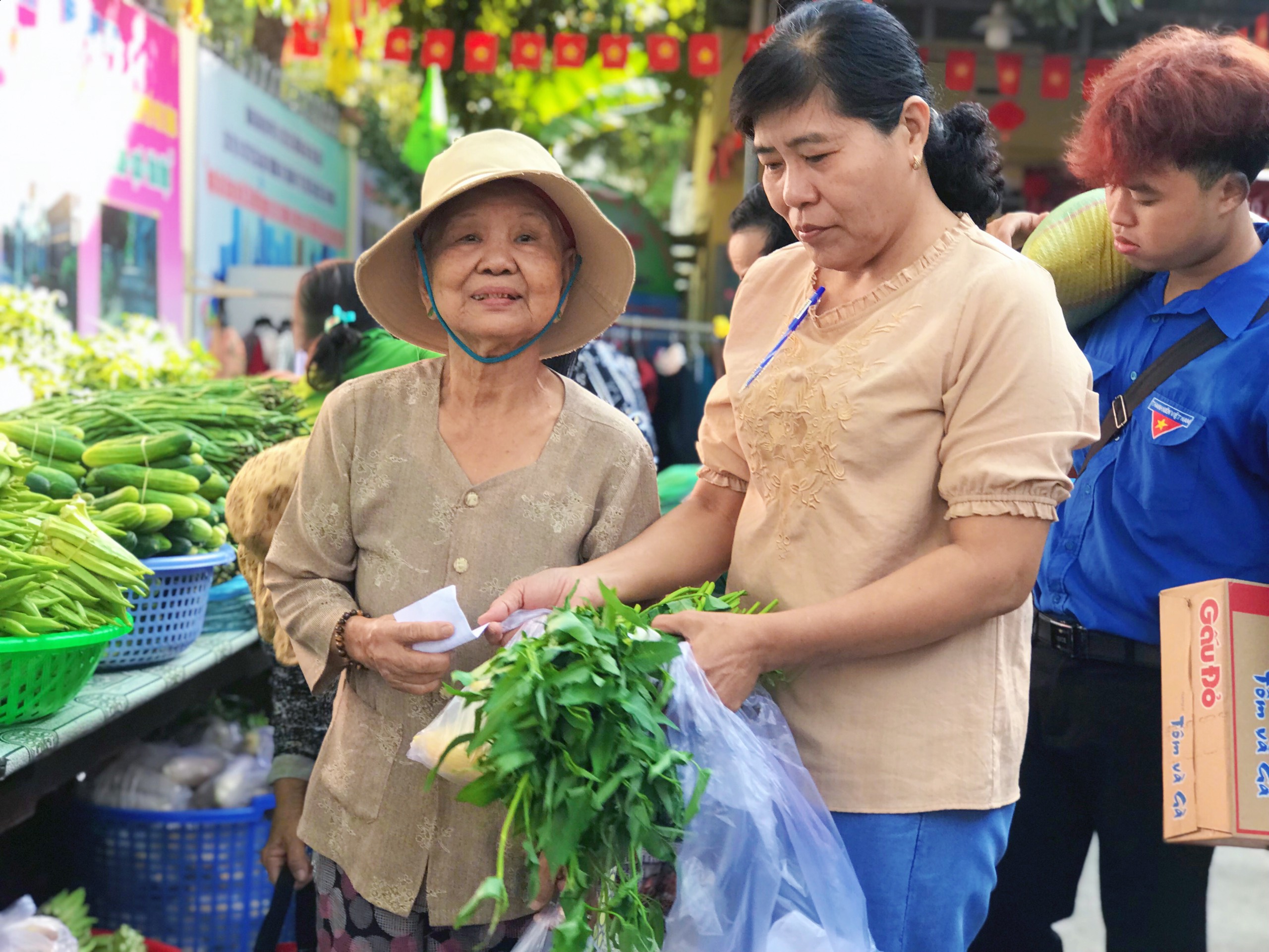 Rộn ràng Tết: Người dân tham gia chợ hoa, phiên chợ 0 đồng