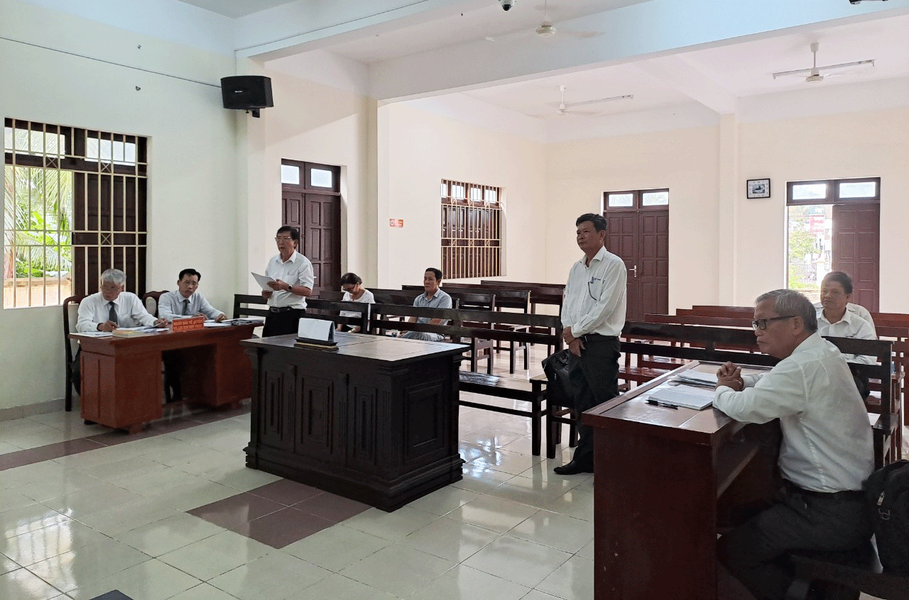 Phiên tòa xét xử vụ đòi công ty điện lực bồi thường thiệt hại do cháy nhà. Ảnh: ĐÔNG HÀ phien toa doi boi thuong do nha chay.gif