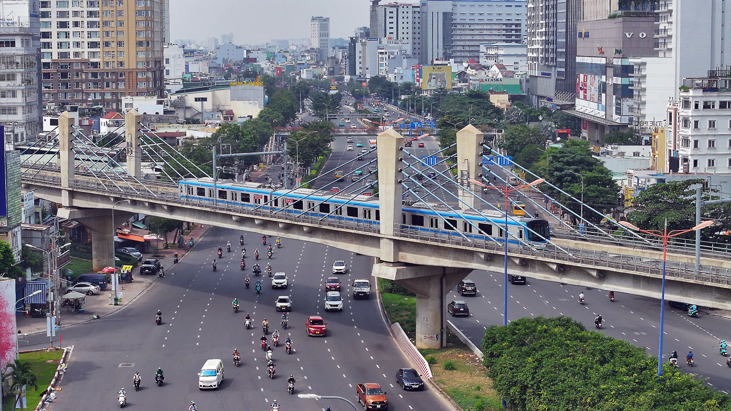 Tuyến metro số 1 chạy ngang đường Điện Biên Phủ.