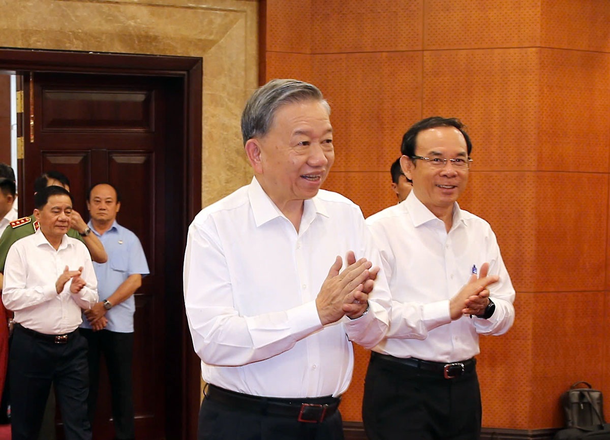 Trung ương và TP.HCM đều kỳ vọng TP sẽ phát triển thành TP toàn cầu, phát triển thông minh, hiện đại, năng động. Trong ảnh: Tổng Bí thư Tô Lâm đến thăm, làm việc với Thành ủy TP.HCM, tháng 8-2024.
