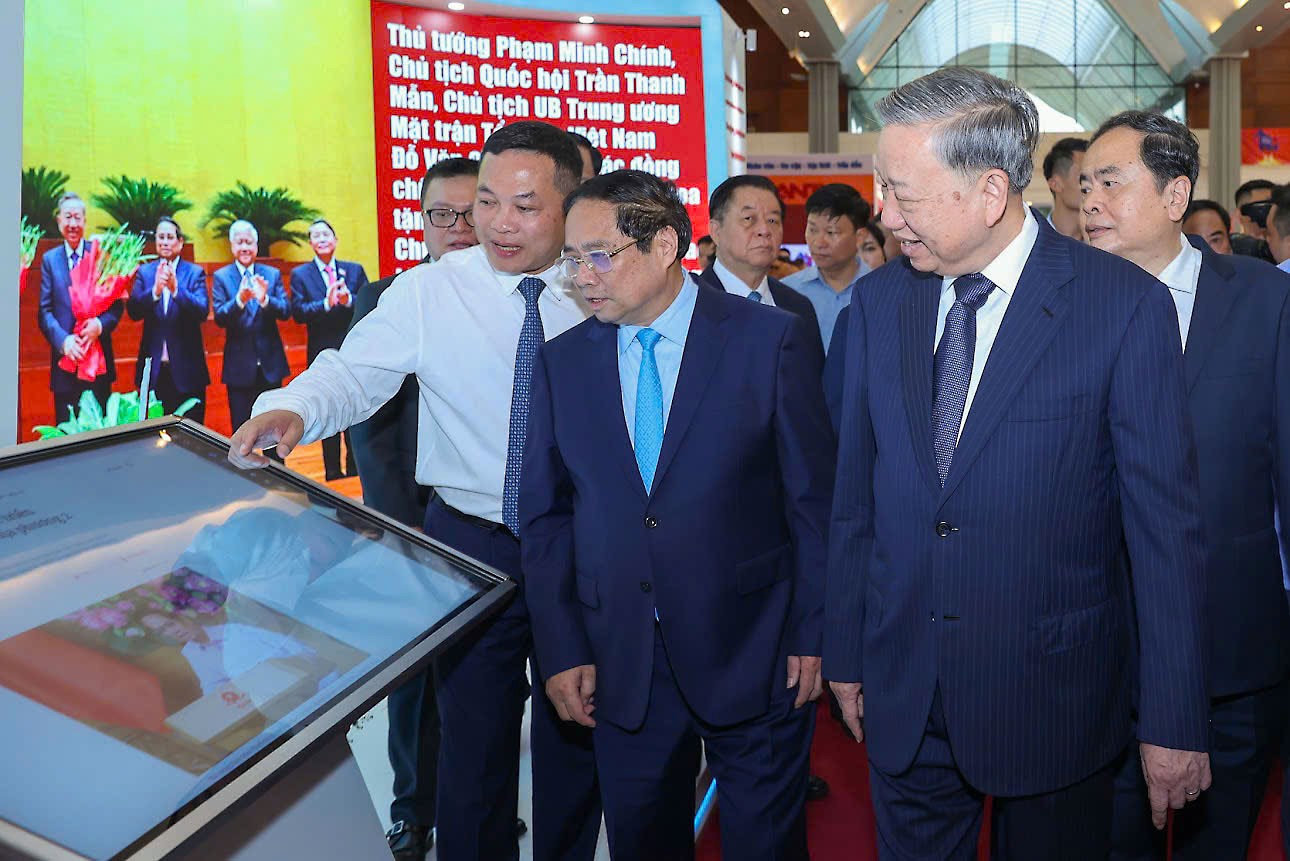 Tổng Bí thư Tô Lâm, Thủ tướng Chính phủ Phạm Minh Chính, Chủ tịch Quốc hội Trần Thanh Mẫn cùng các đồng chí lãnh đạo tham quan gian trưng bày của Cổng TTĐT Chính phủ tại Hội Báo toàn quốc 2025.