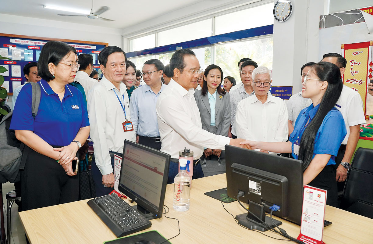 Ông Nguyễn Văn Được, Chủ tịch UBND TP.HCM, khảo sát tại Trung tâm phục vụ hành chính công phường Dĩ An.