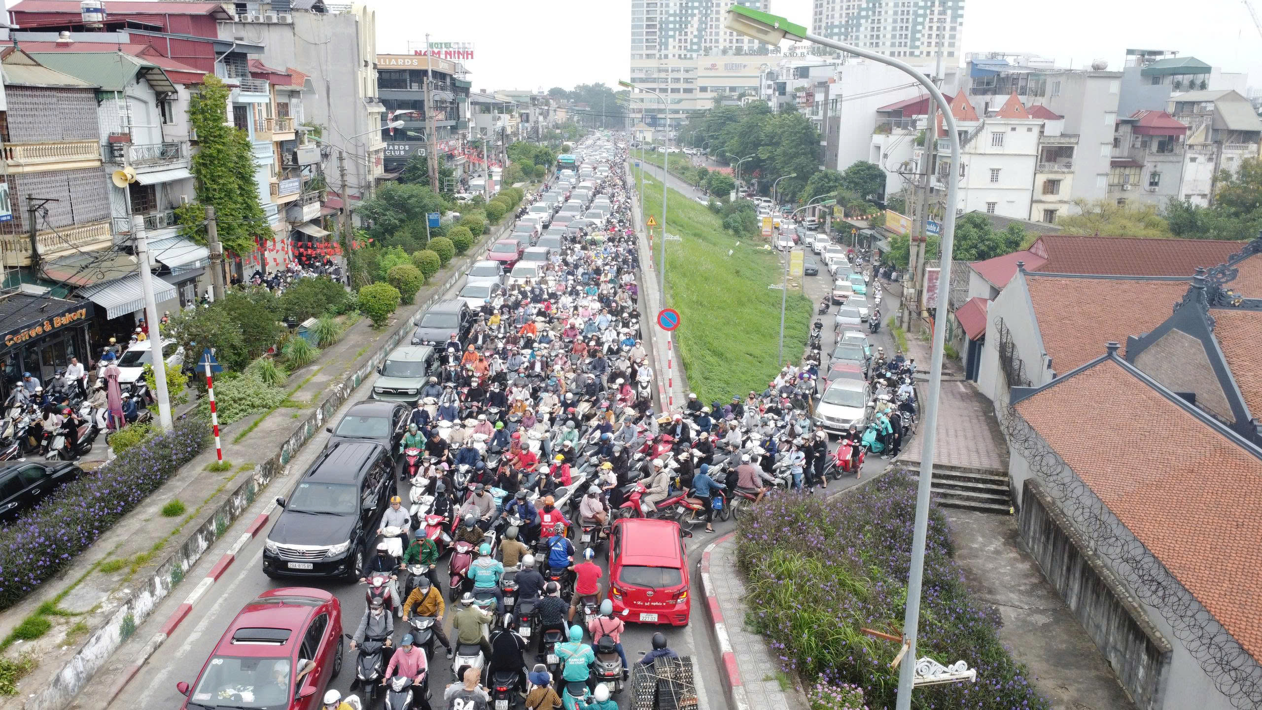Rào cầu Long Biên để sửa chữa nhưng không thông báo, giao thông hỗn loạn