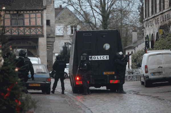 Cận cảnh vũ khí 'khủng' của đặc nhiệm Pháp chống khủng bố ảnh 9