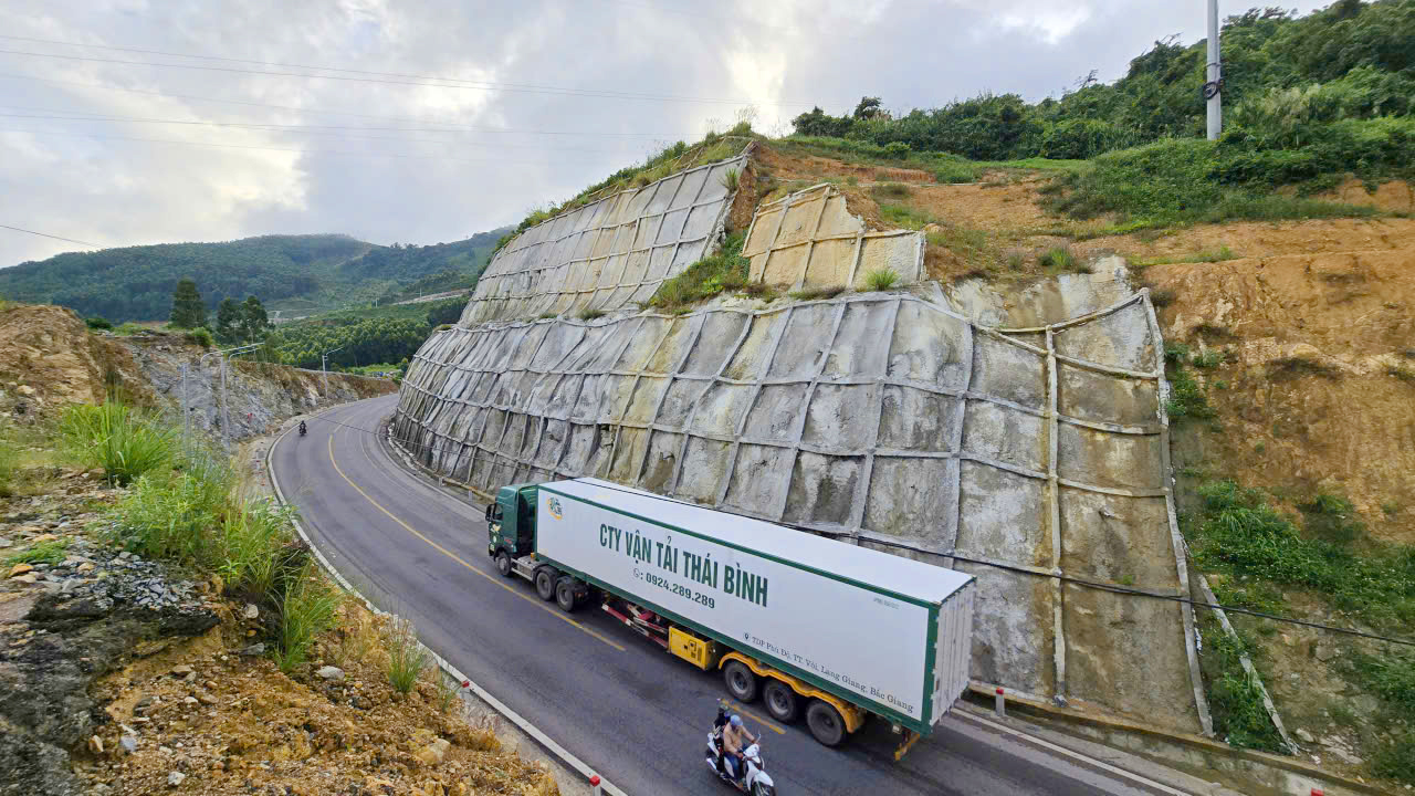 Đèo An Khê nguy cơ sạt lở, tài xế 'nín thở' vượt đèo