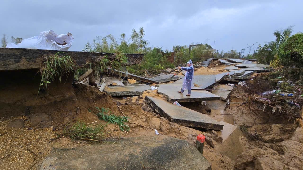 Lũ lịch sử đi qua, mặt đê 'vỡ vụn như bánh tráng'