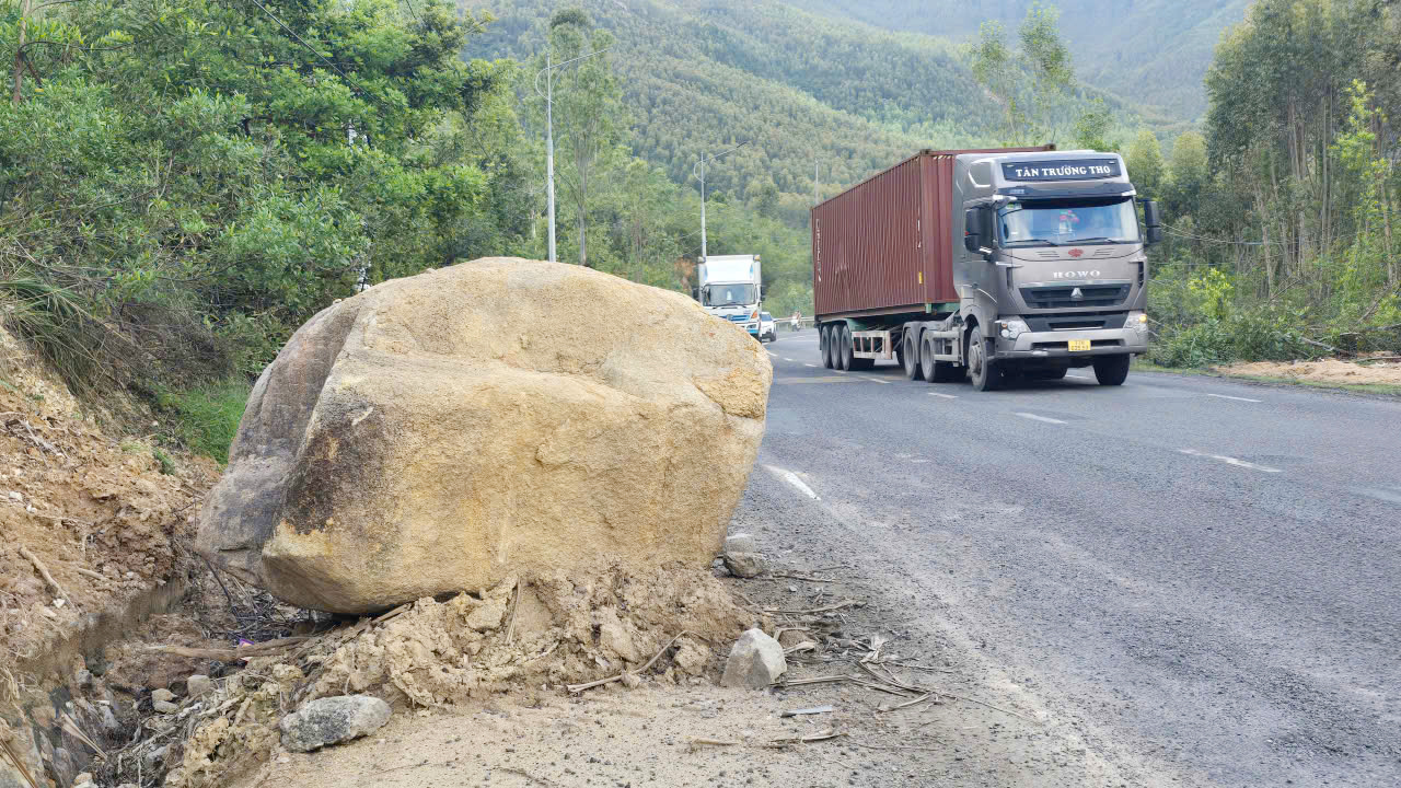 Trầy trật, nguy hiểm khi đi trên Quốc lộ 1D