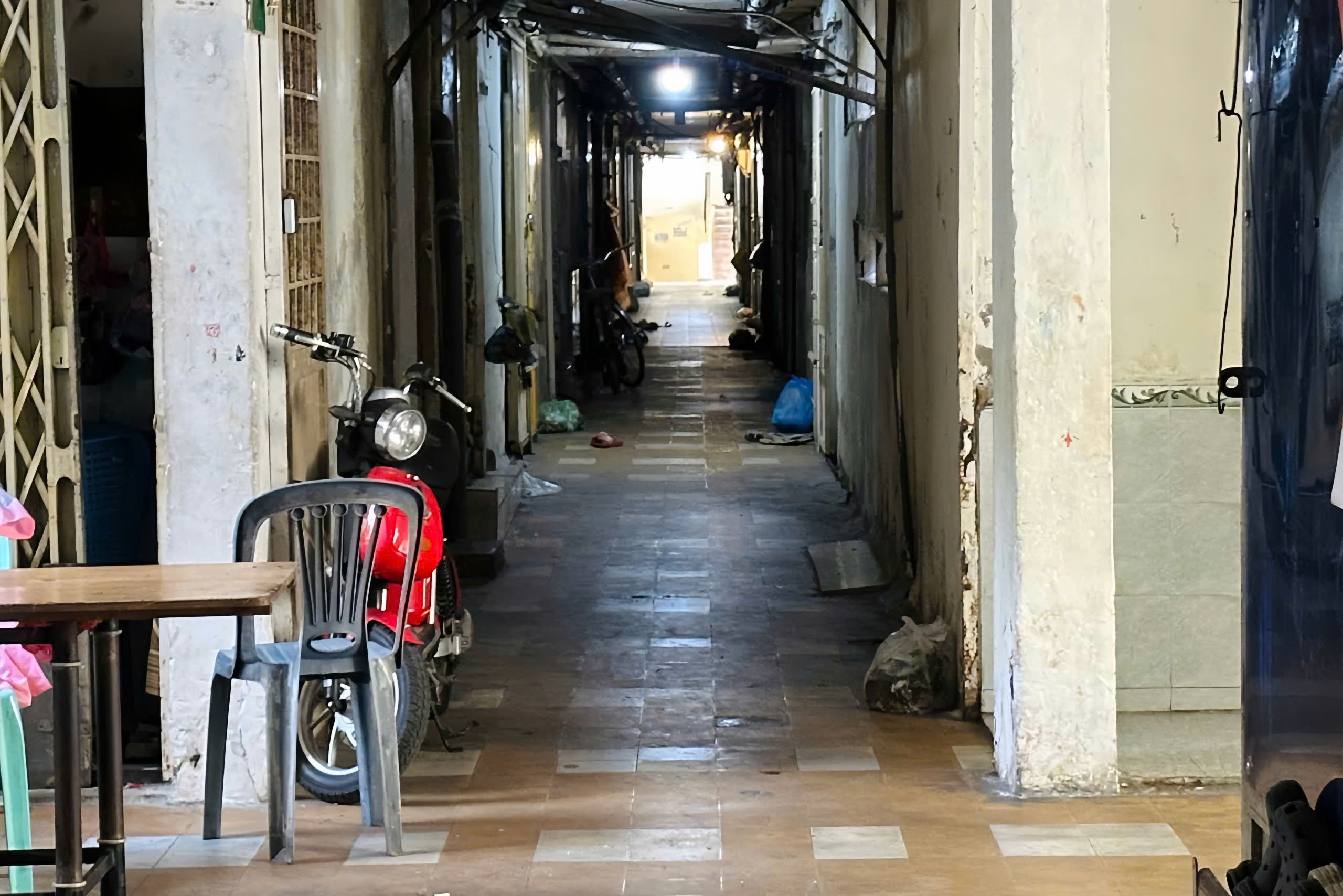 Sạc xe điện tại chung cư: Cấm thì khó, mở thì lo