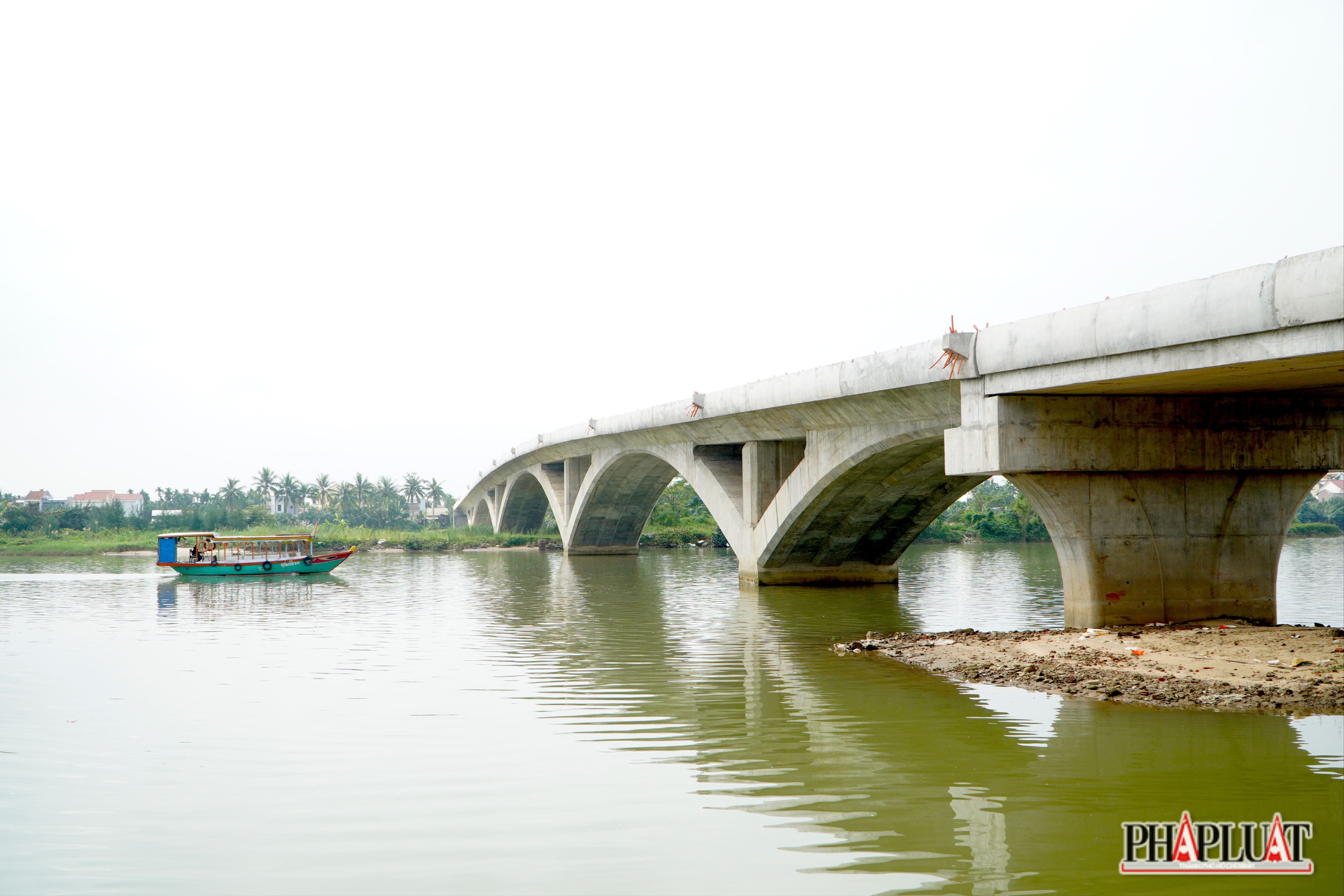 Cầu Thanh Nam xây xong đã lâu nhưng chưa có đường dẫn. Ảnh: THANH NHẬT