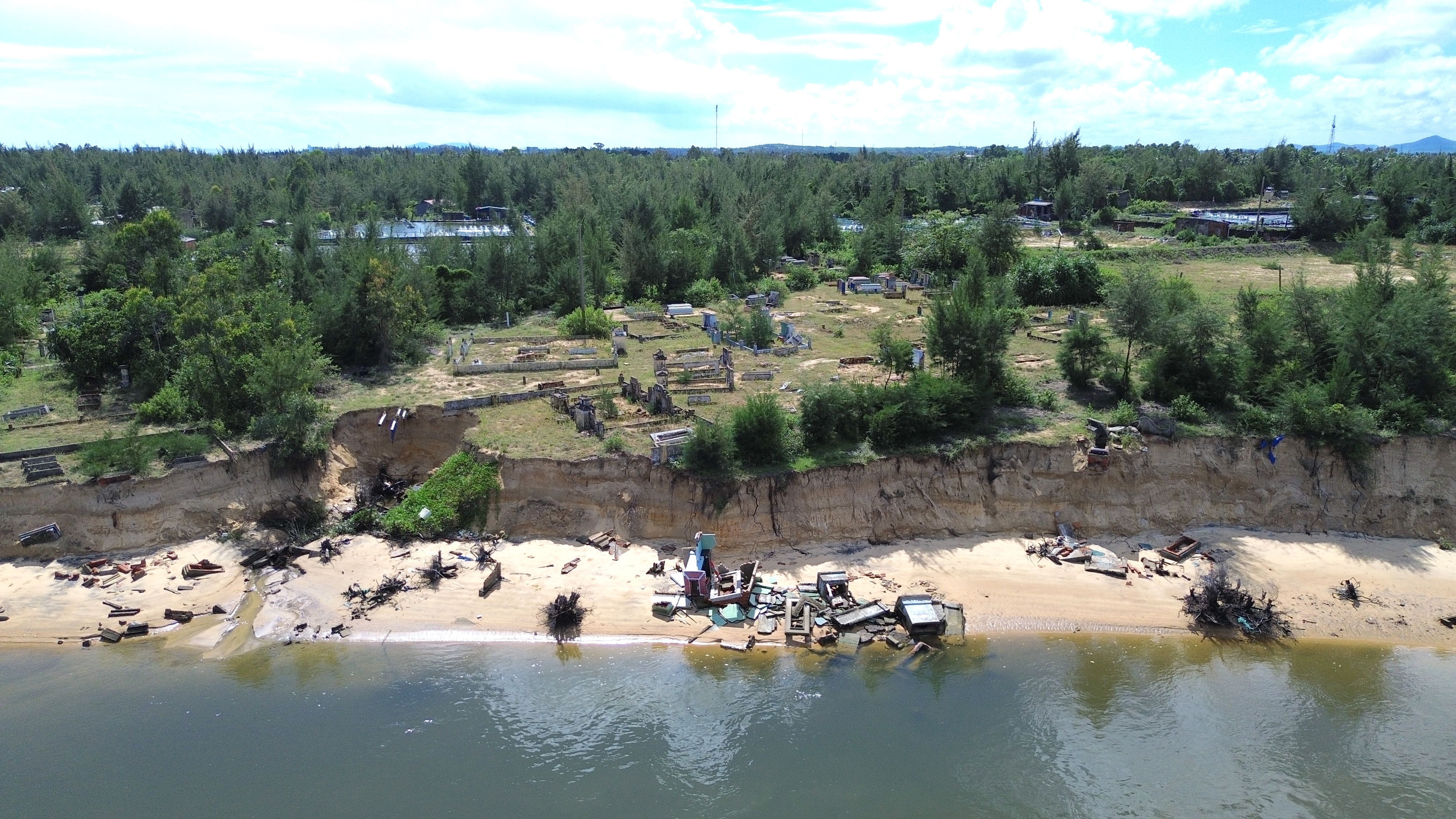 Sạt lở liên tục cuốn trôi vườn tược, ao hồ, người dân bỏ đất chạy lấy người