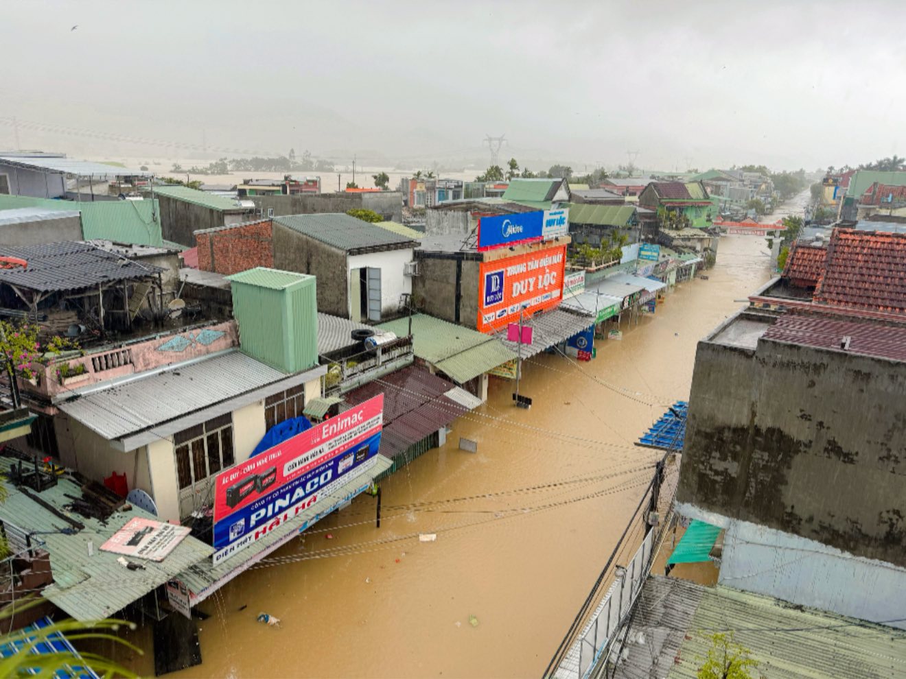 Biển nước bủa vây vùng rốn lũ Đà Nẵng, người dân đưa ô tô lên cầu trú ẩn