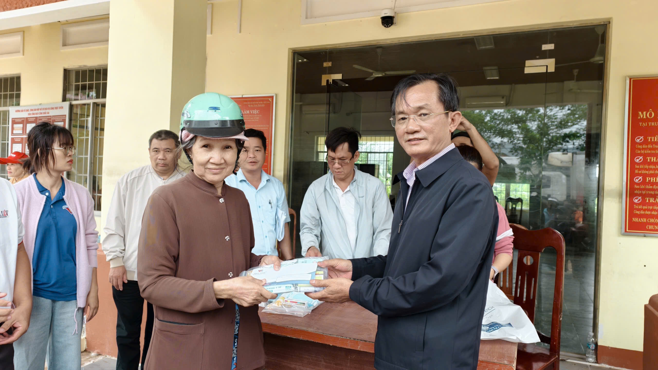 Báo Pháp Luật TP.HCM và bạn đọc mang hơn 1 tỉ đến vùng lũ, bà con mừng phát khóc