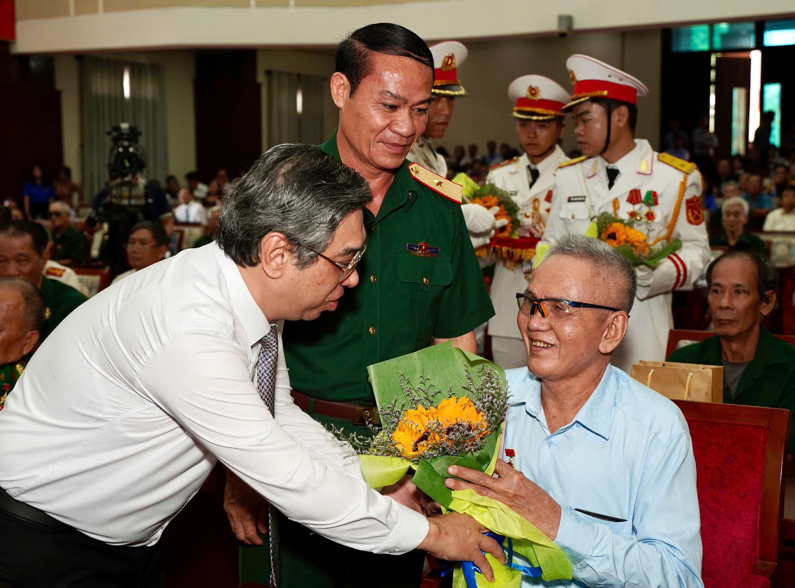 Xúc động tại lễ họp mặt người có công ở TP.HCM