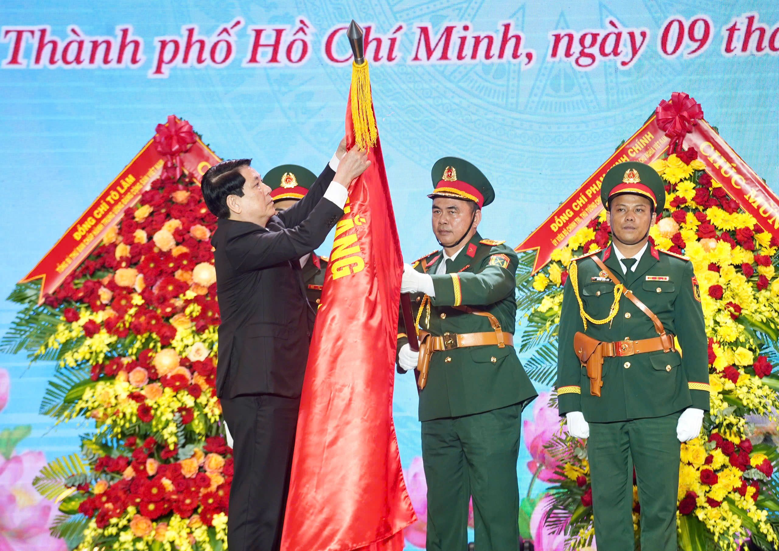 Chủ tịch nước trao danh hiệu Anh hùng Lực lượng vũ trang Nhân dân cho Quân khu 7