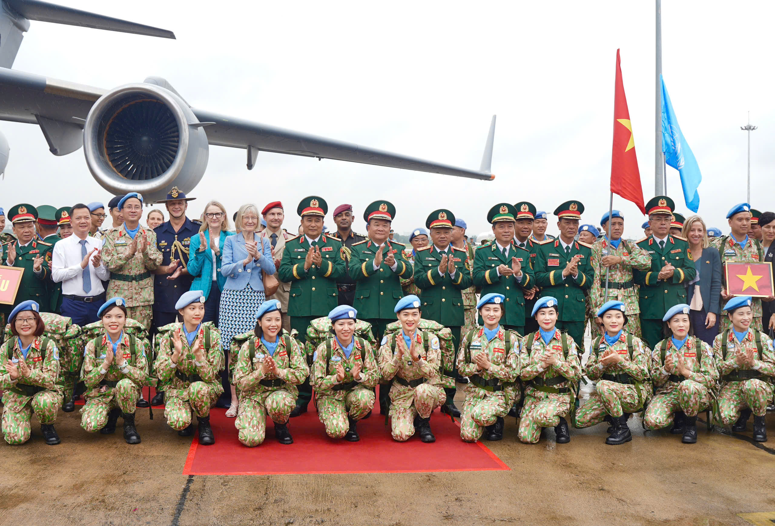 Xúc động tiễn chiến sĩ mũ nồi xanh đi gìn giữ hòa bình Liên hợp quốc