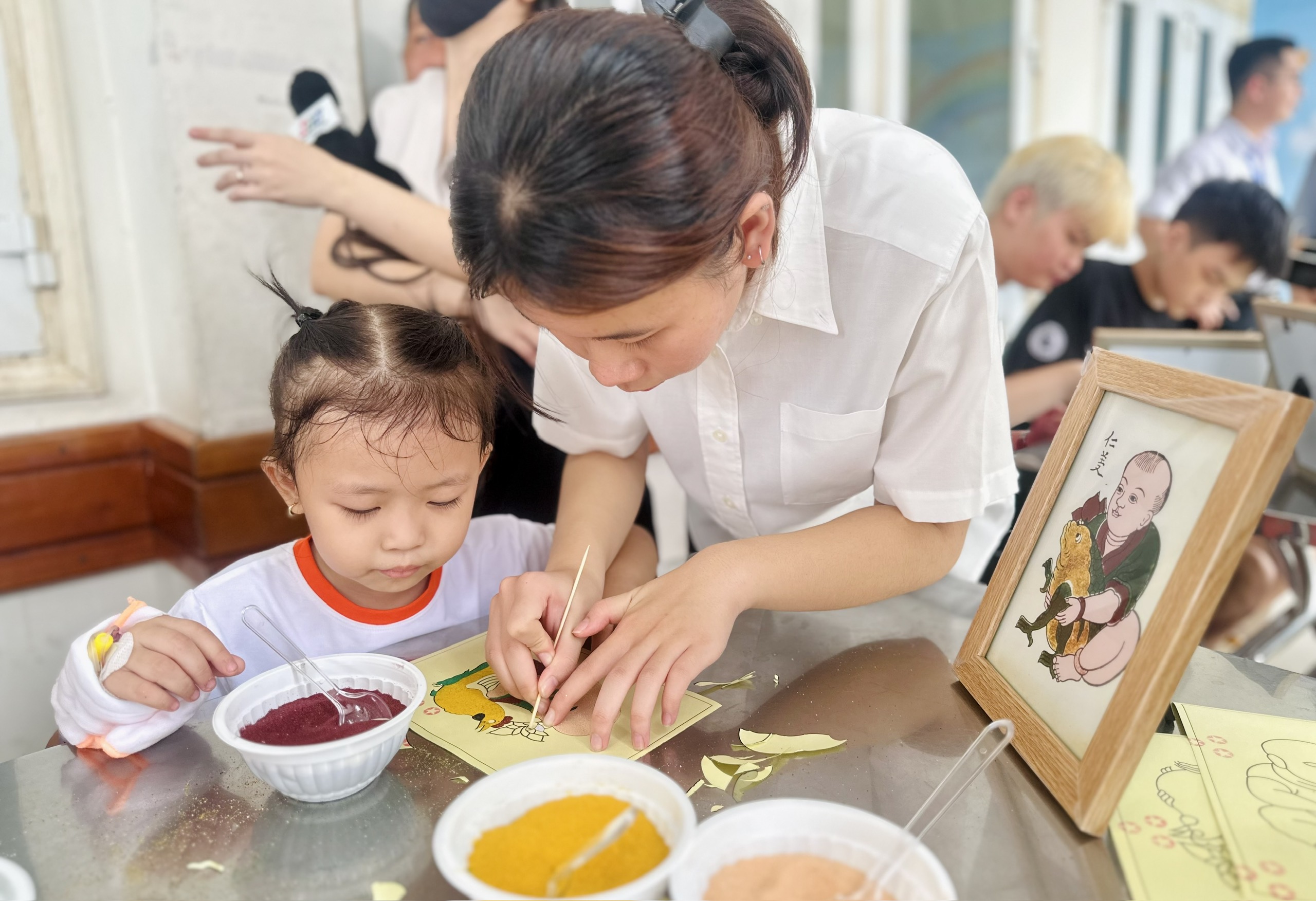 Bệnh nhi vẽ tranh tri ân thầy cô nhân ngày Nhà giáo Việt Nam 20-11