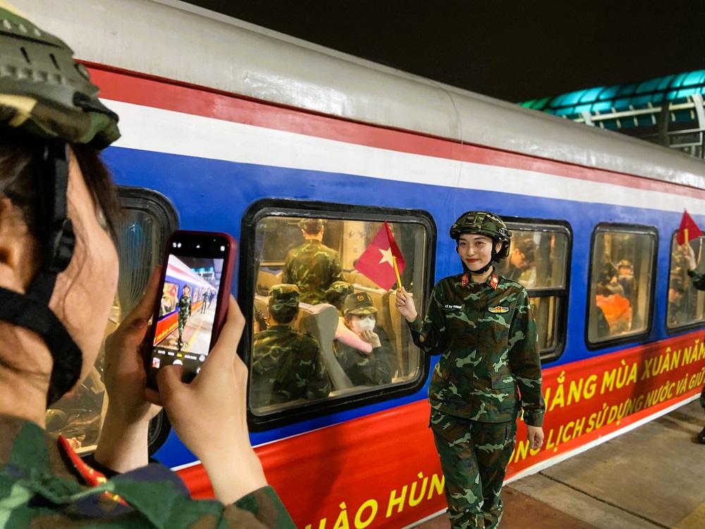 Hình ảnh khối diễu binh, diễu hành di chuyển vào miền Nam bằng tàu hỏa 