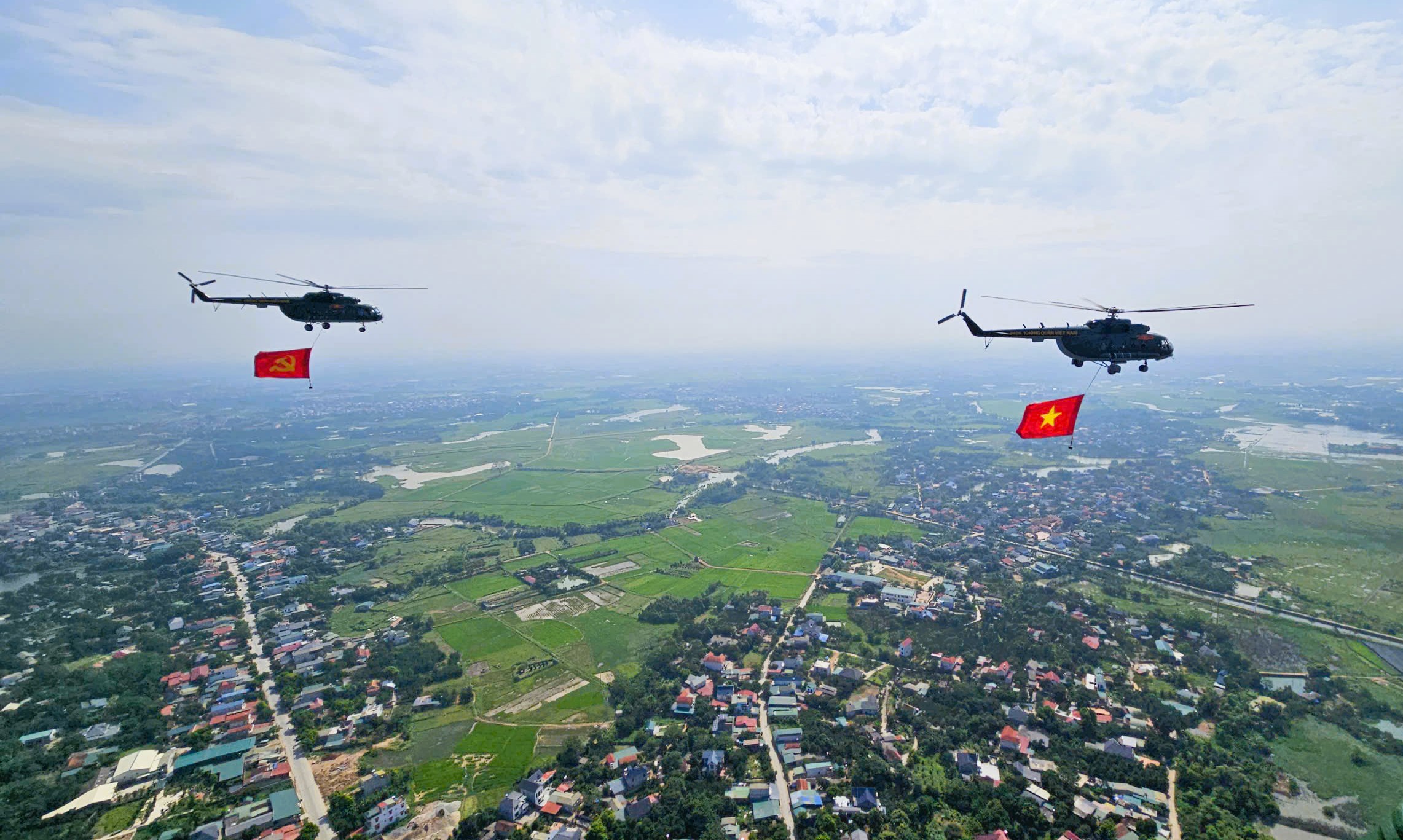Video đội hình trực thăng mang cờ Đảng, cờ Tổ quốc hướng về Quảng trường Ba Đình