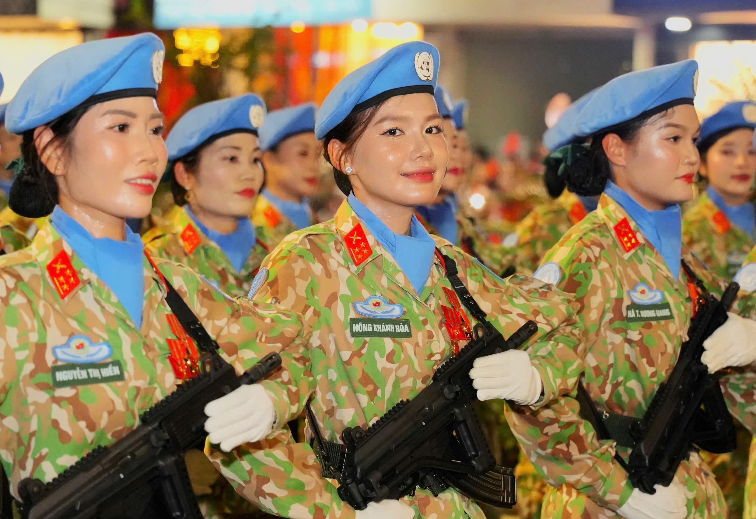 Khối nữ gây ấn tượng mạnh trong buổi sơ duyệt diễu binh, diễu hành