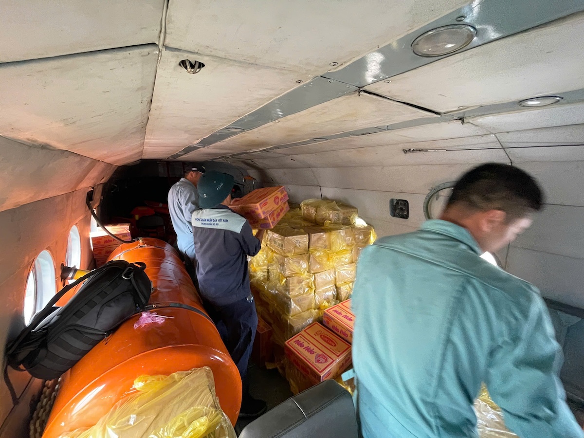 Trực thăng Mi-171 và Mi-17 mang theo hàng hoá cứu trợ vùng lũ