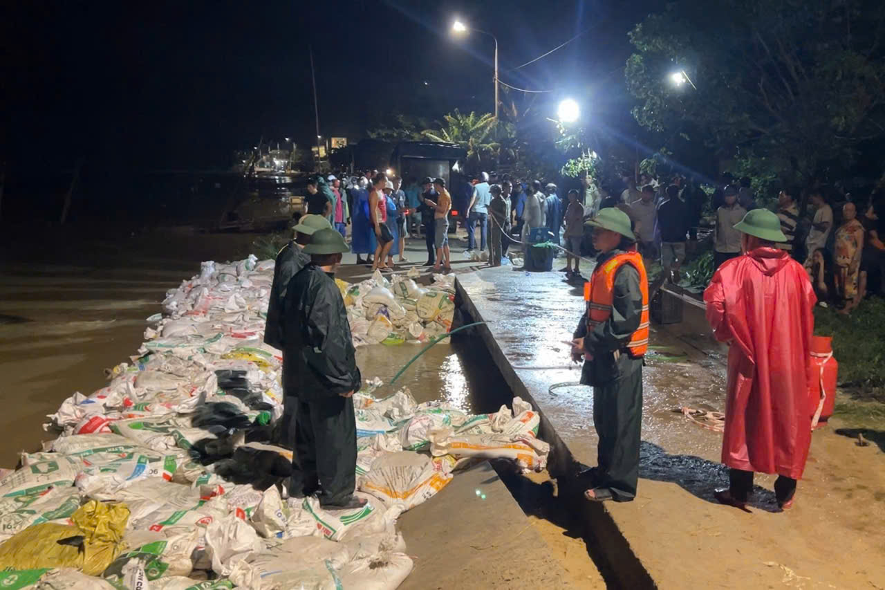 Bộ đội Sư đoàn 315 cùng nhân dân trắng đêm ngăn sóng, giữ bờ