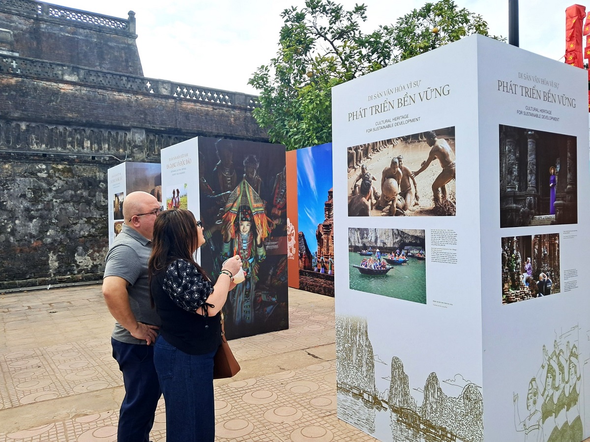 Du khách quốc tế thích thú xem di sản văn hoá Việt Nam qua trưng bày 