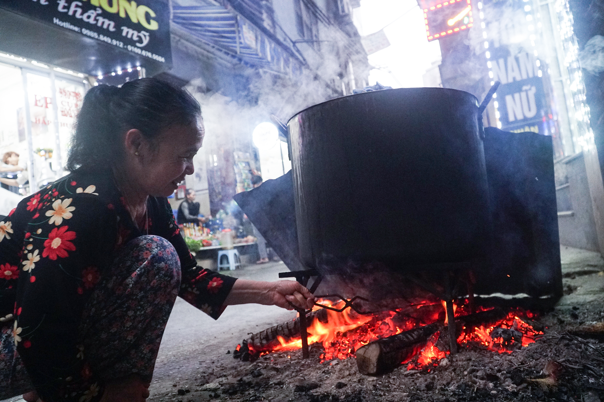 Người dân Hà Nội đốt lửa nấu bánh chưng đón Tết Nguyên đán