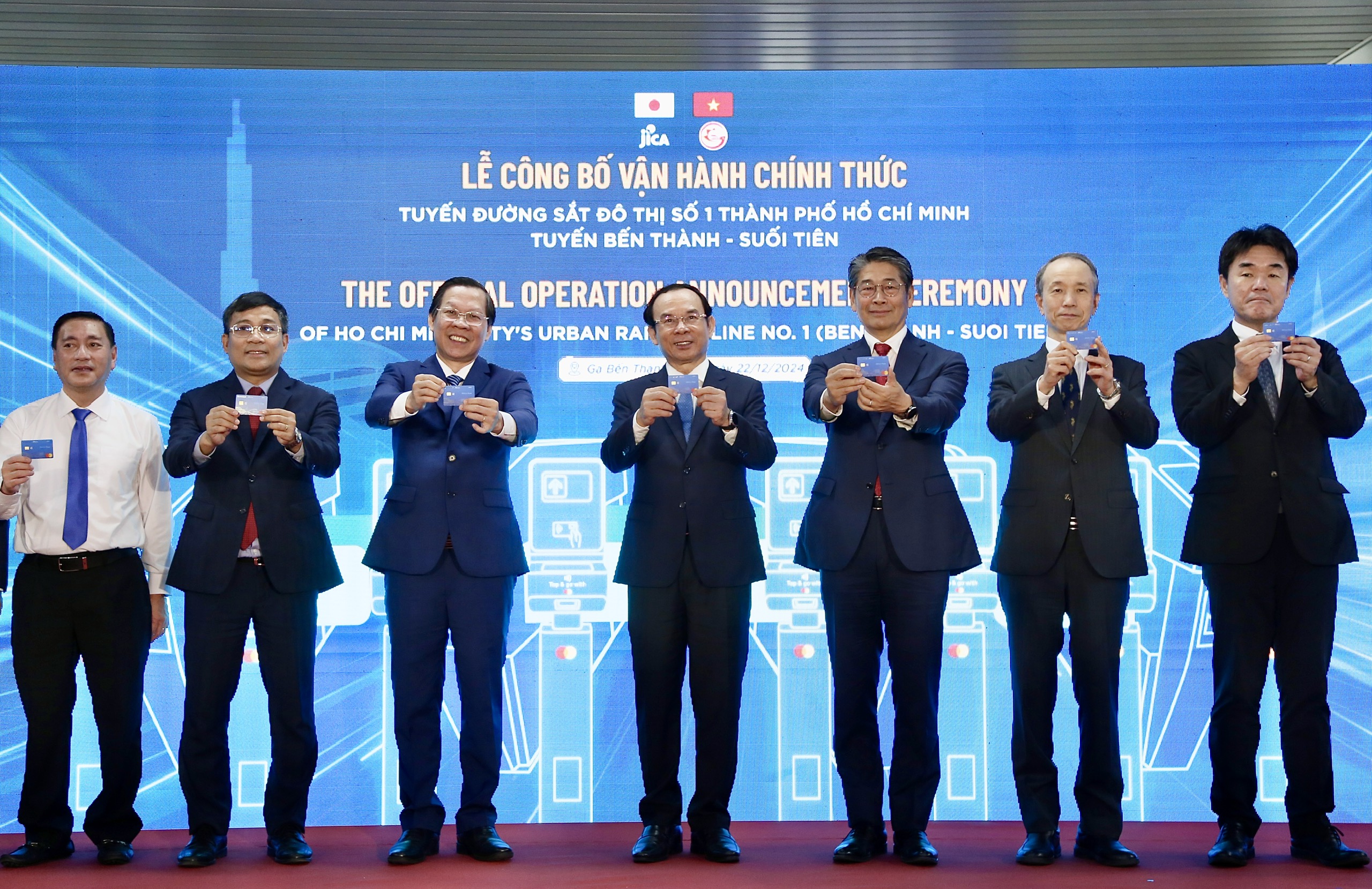 Các đại biểu công bố vận hành chính thức metro 1. Ảnh: HOÀNG GIANG