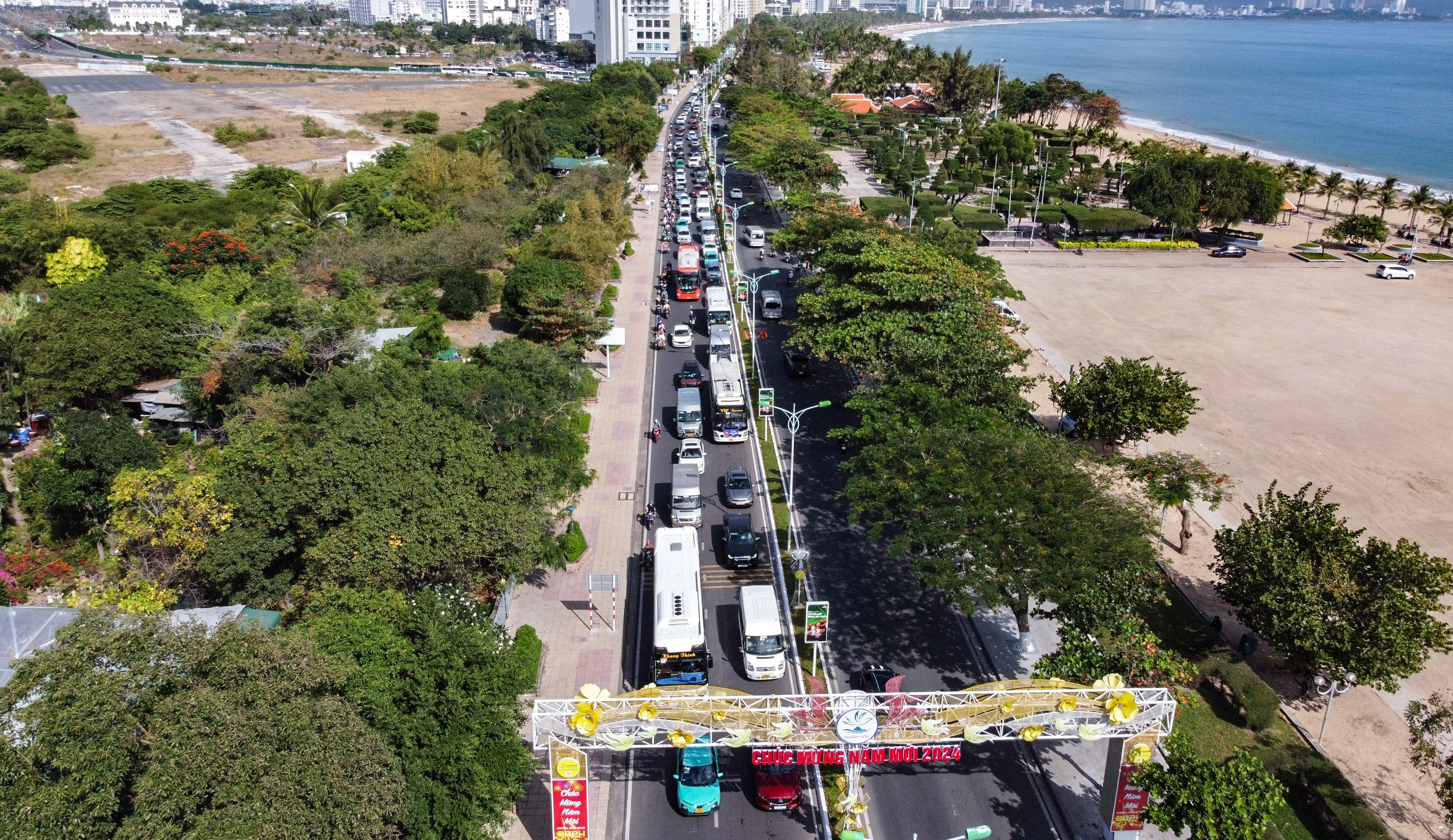 Ô tô nhích từng mét trên đường ven biển Nha Trang ngày mùng 5 Tết