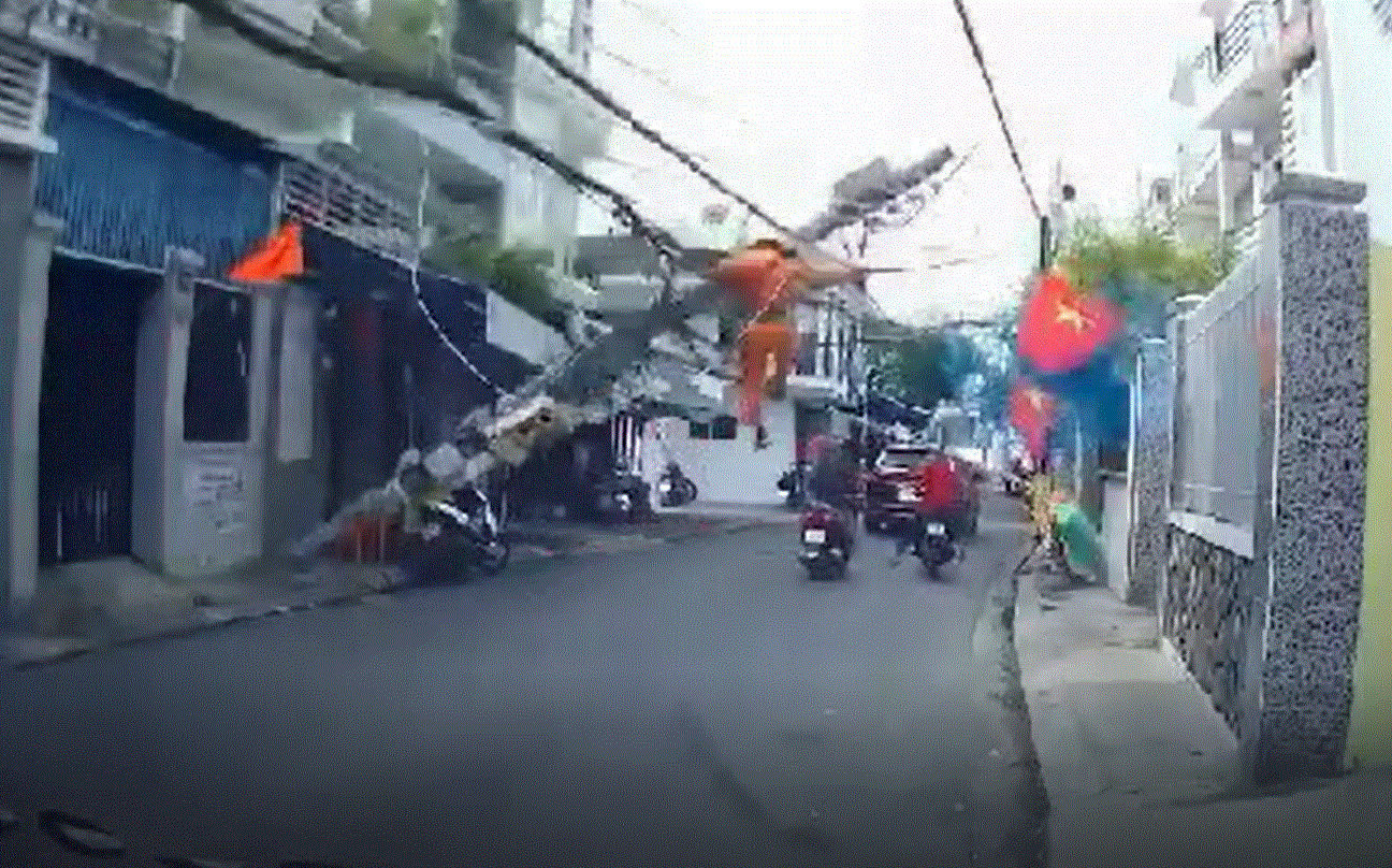 Khánh Hòa: Cột điện trong khu dân cư bất ngờ gãy đổ, một công nhân thoát chết